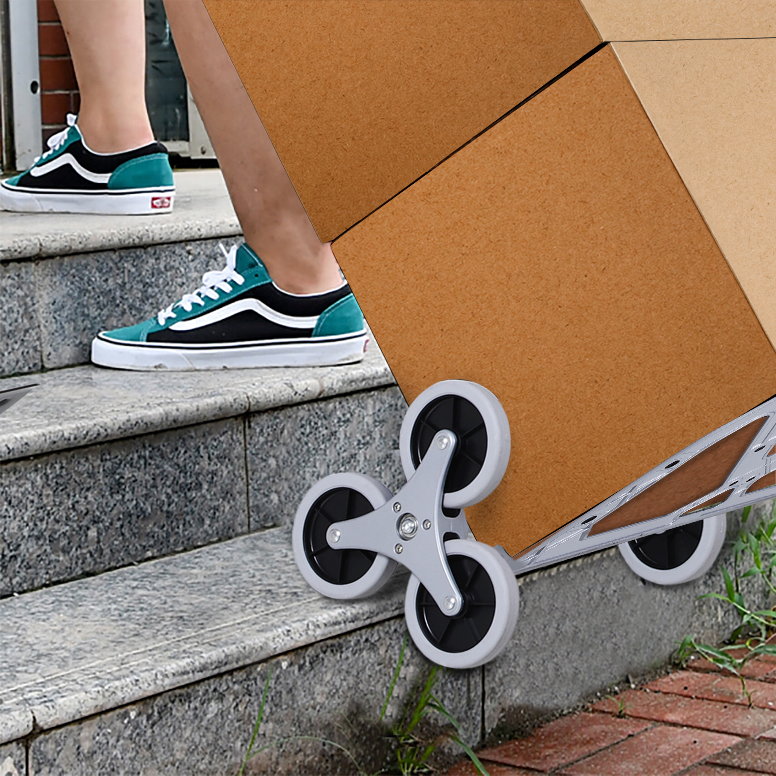 Una persona sube cajas de cartón por las escaleras con una carretilla de tres ruedas.