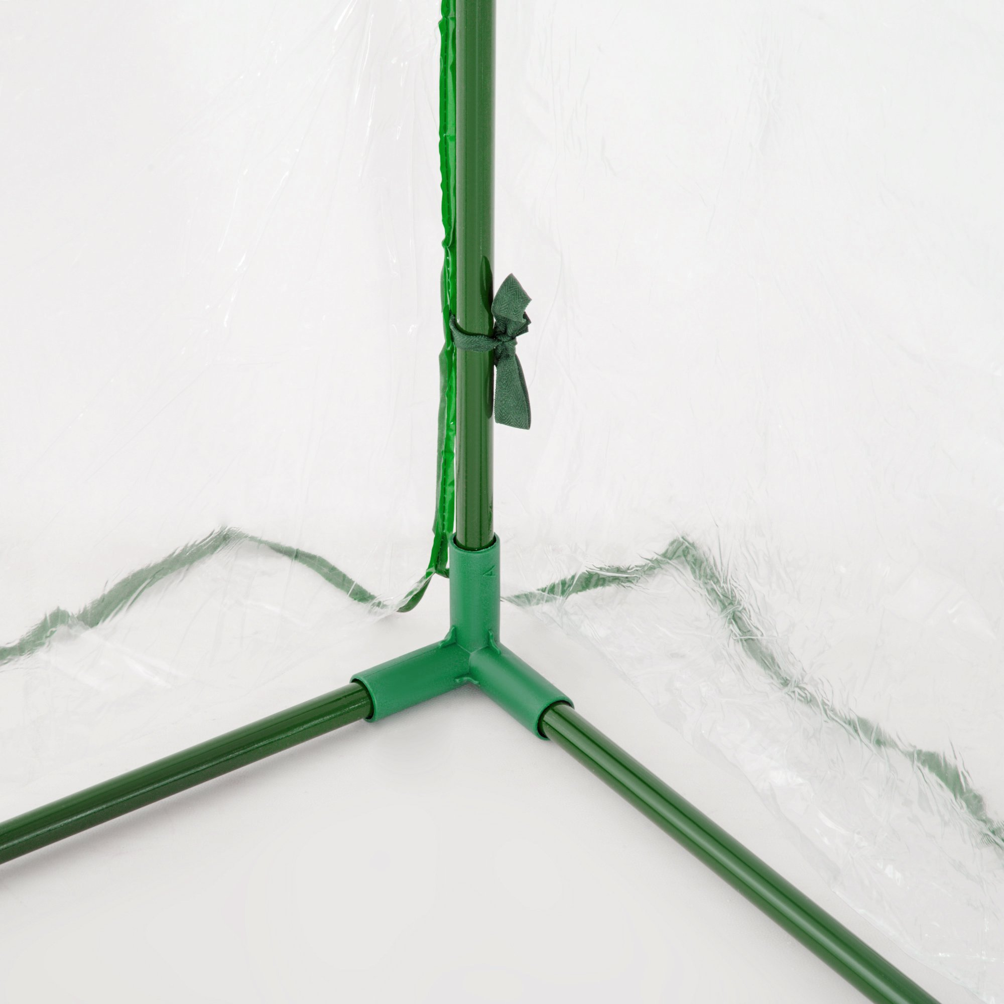 Unión de esquina de marco de metal verde cubierta con plástico transparente.