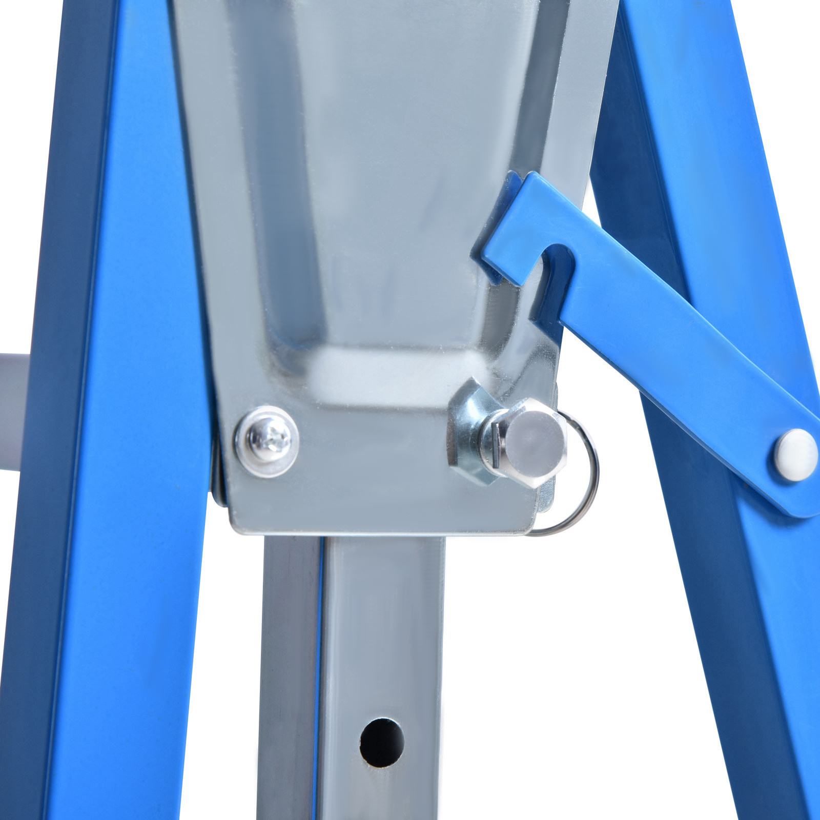 Primer plano de un mecanismo de bisagra de escalera azul y metálico con pernos y un pestillo.