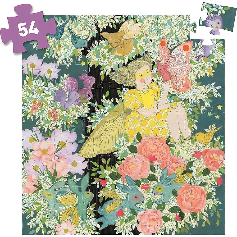 Une fée ailée en robe jaune est assise dans un arbre en fleurs entourée d'animaux.