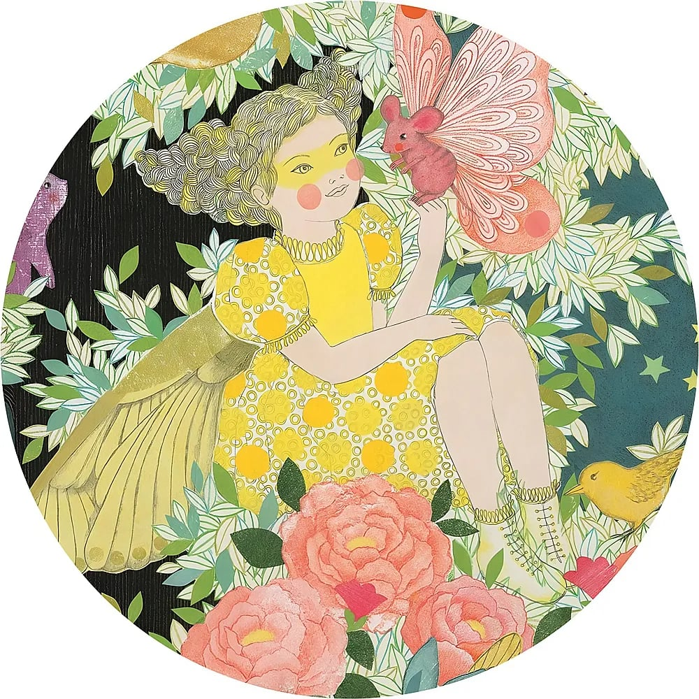 Une fille blonde en robe jaune assise parmi les fleurs, tenant une souris fée rose et un oiseau jaune.