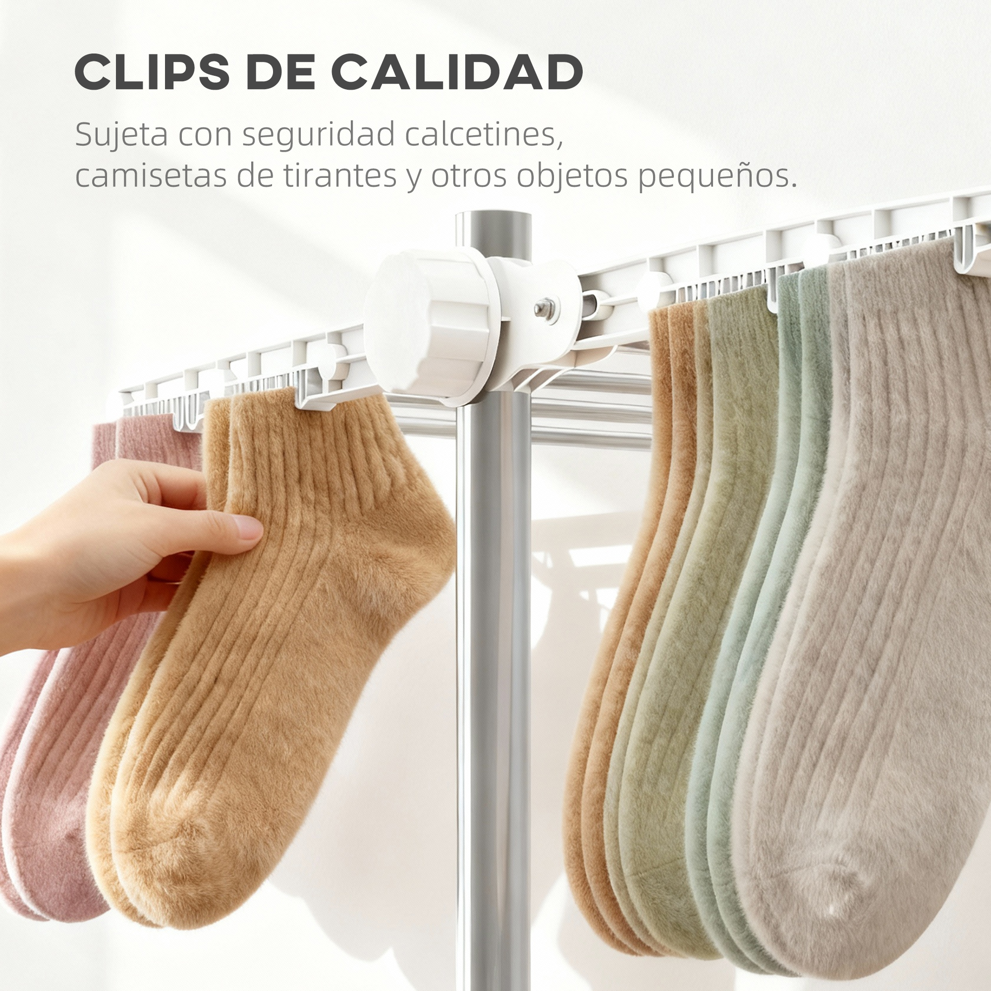 Una mano cuelga calcetines coloridos en un tendedero blanco con pinzas, con texto en español arriba.