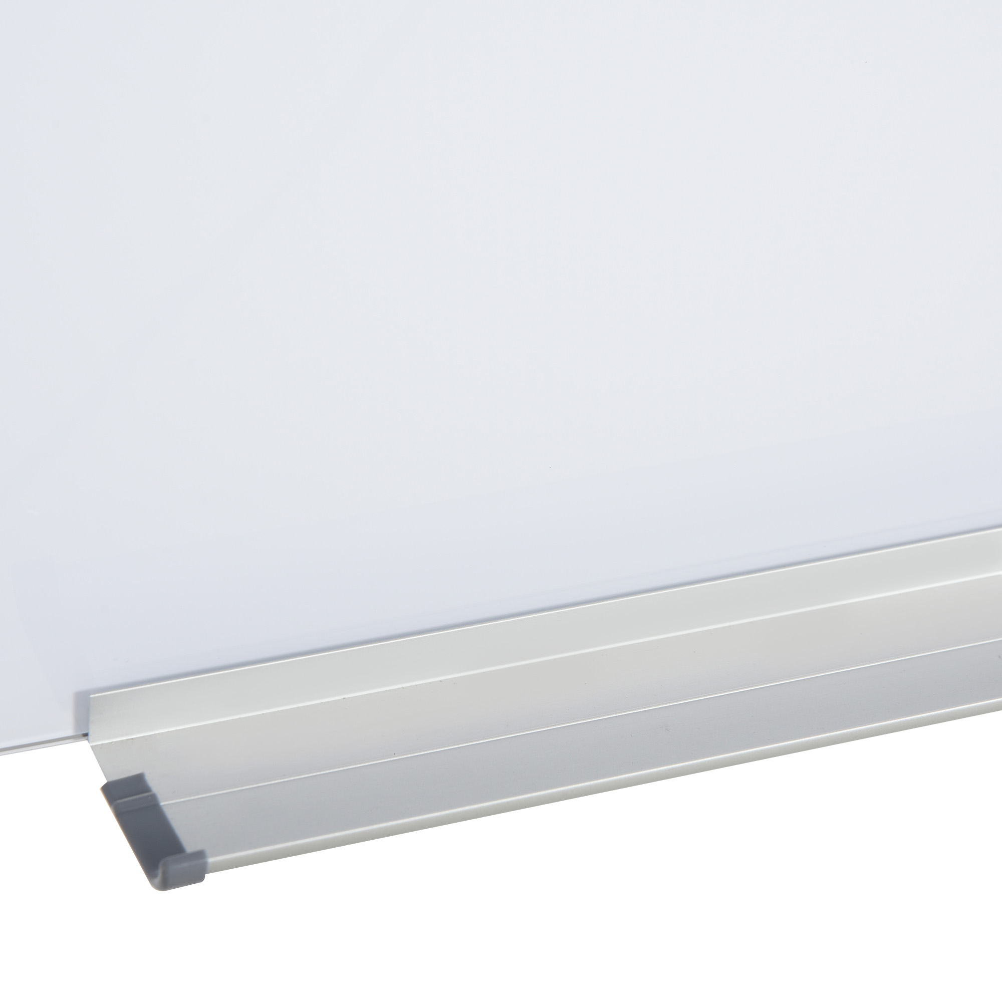 Un tablero blanco con un marco de aluminio plateado y una tapa protectora de borde gris.