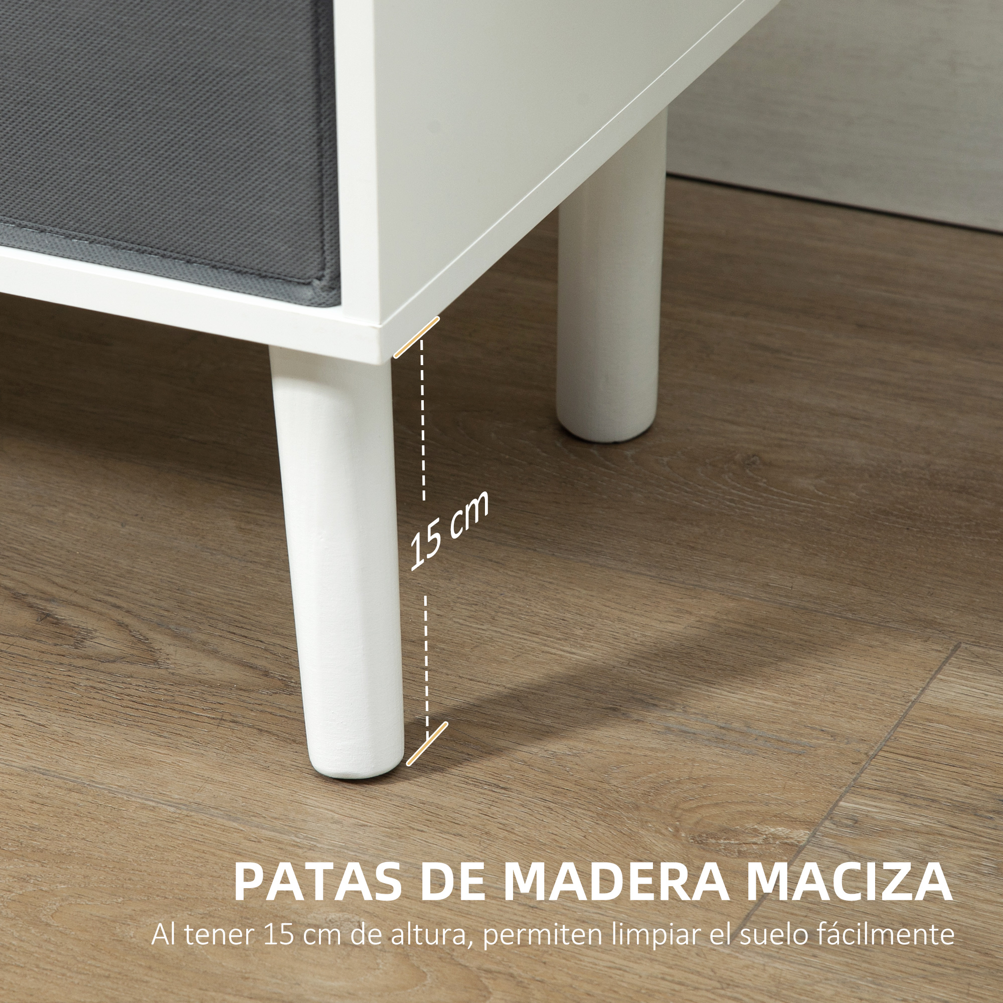 Patas de madera blanca de un armario, 15 cm de alto, sobre suelo de madera.
