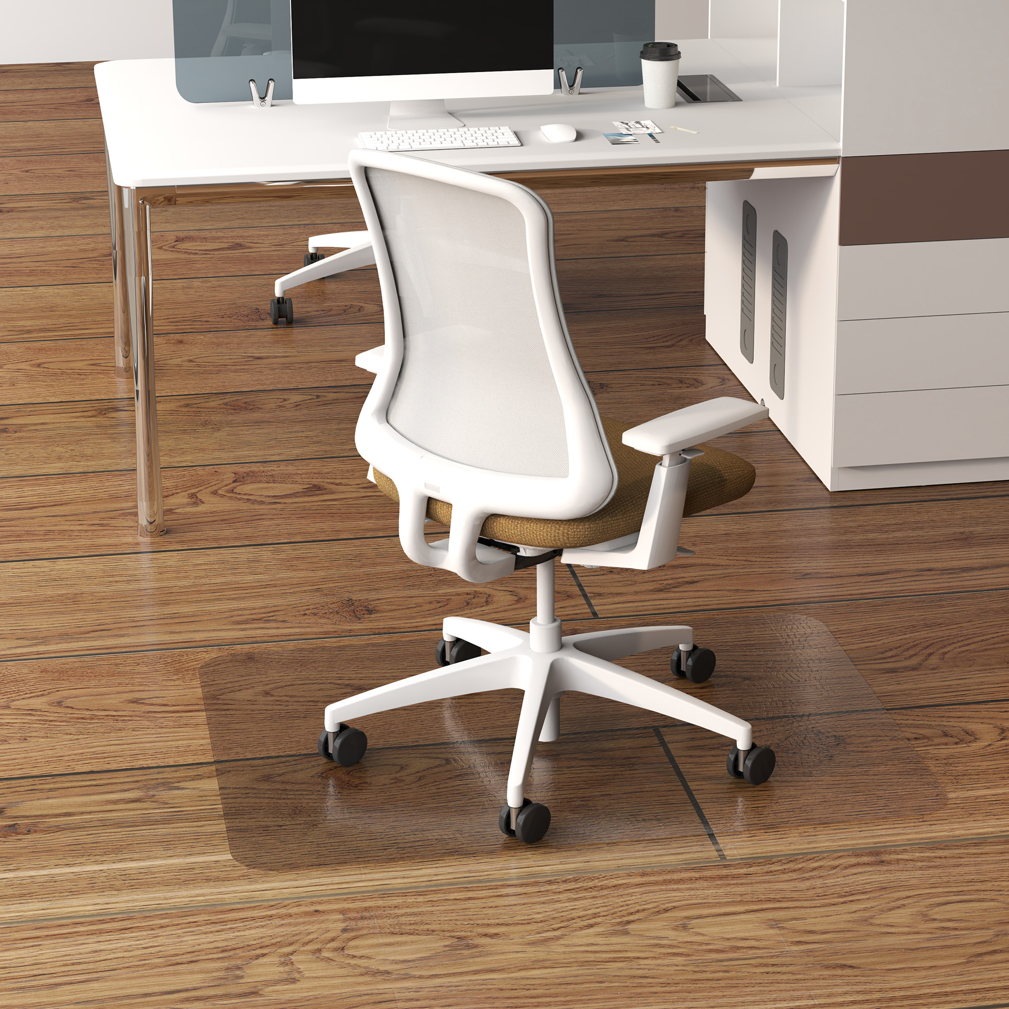 Una silla de oficina blanca con cojín marrón sobre una estera de vidrio en suelo de madera.