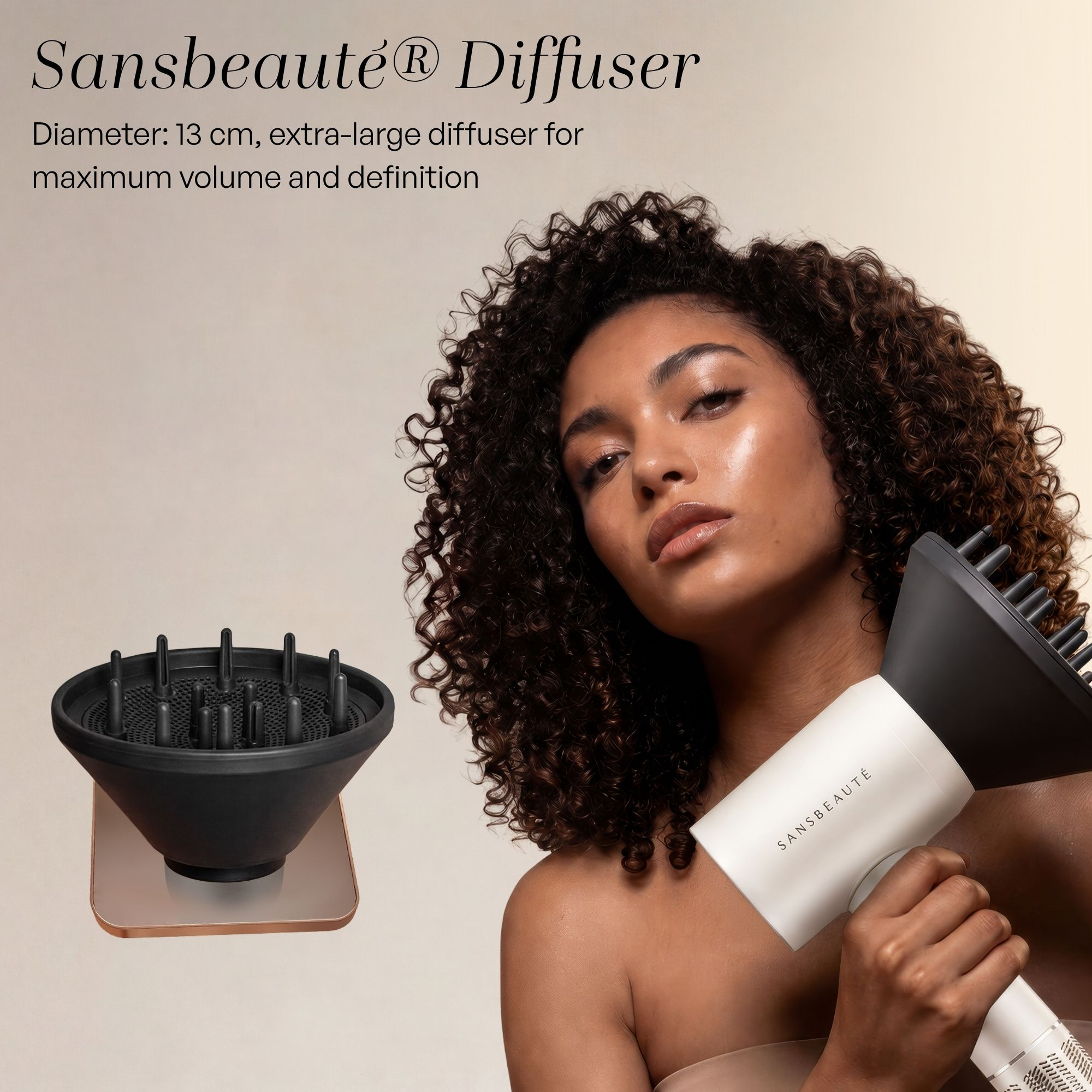 Una donna riccia tiene un asciugacapelli bianco con diffusore nero, mostrato a sinistra.