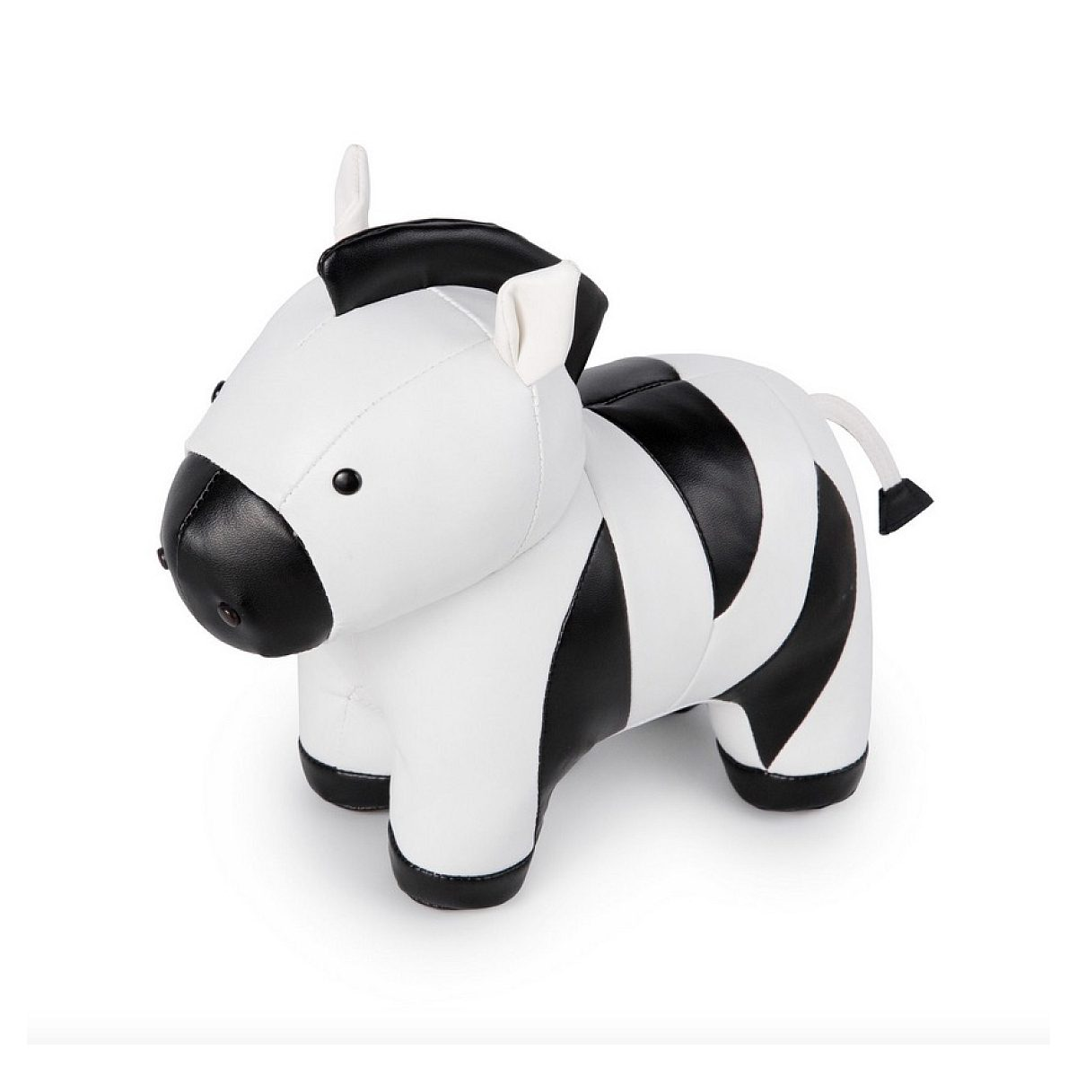 Ein kleiner Spielzeughocker in Form eines schwarz-weißen Zebras mit weißem Hintergrund.