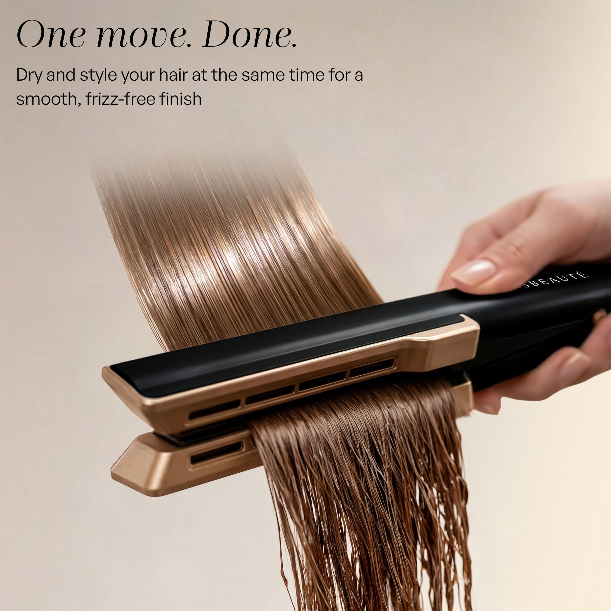 Una mano usa una piastra per capelli nera e oro per lisciare capelli bagnati.
