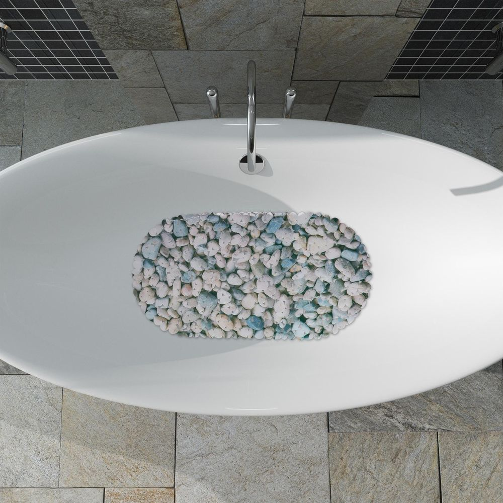 Top-down-Ansicht einer weißen Badewanne mit einer steinmuster-Badematte, Wasserhahn und grauen Fliesen.