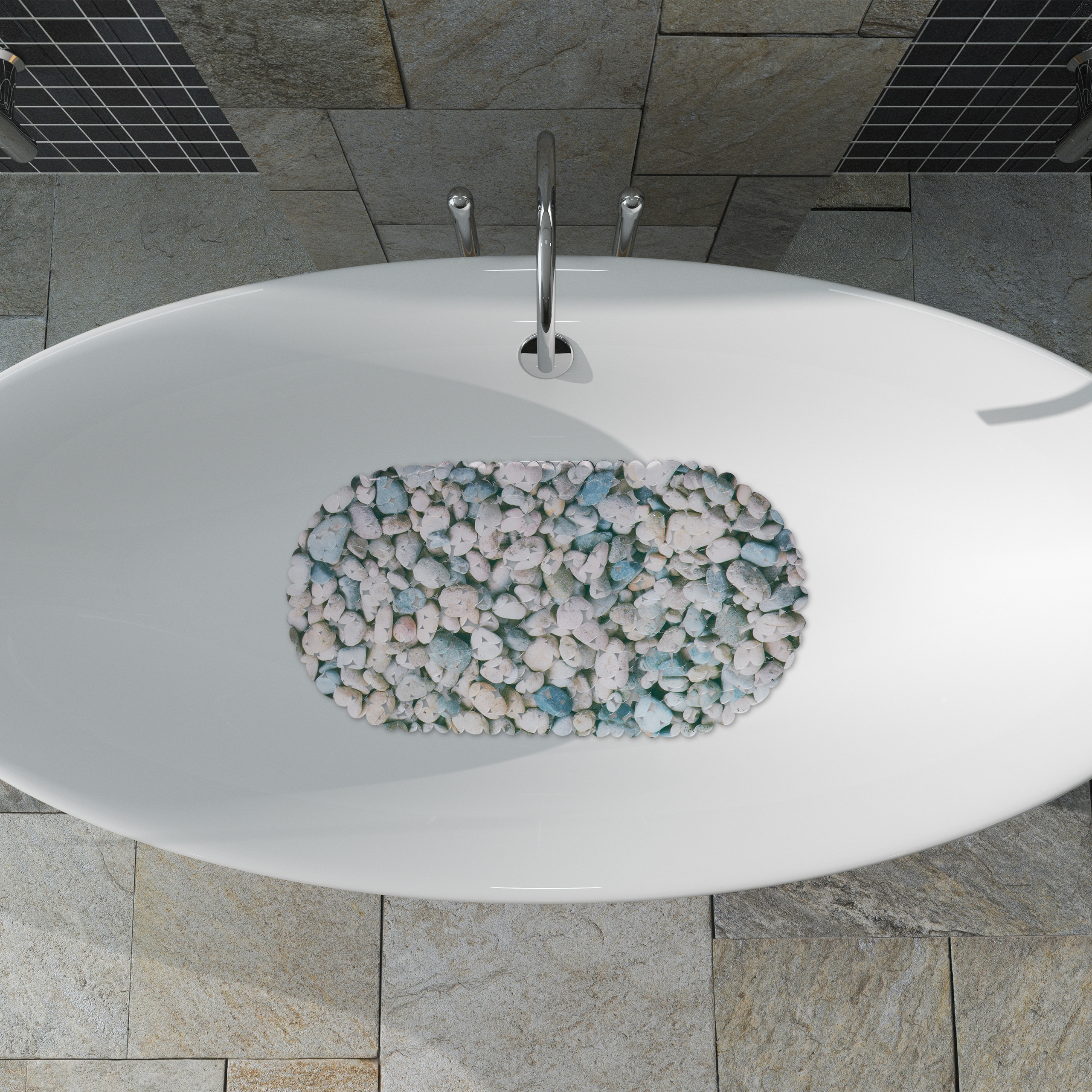 Top-down-Ansicht einer weißen Badewanne mit einer blauen Kieselsteinmatte und Armaturen auf Steinfliesen.