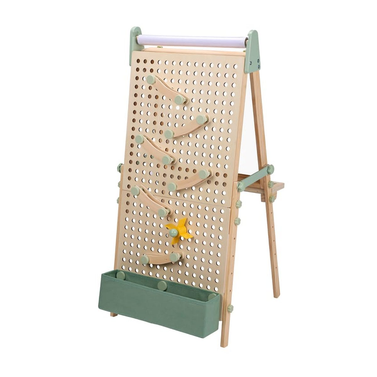 Ein Holz-Steckbrettspielzeug mit Rampen, einem gelben Rad und einem grünen Stoff-Aufbewahrungskorb.