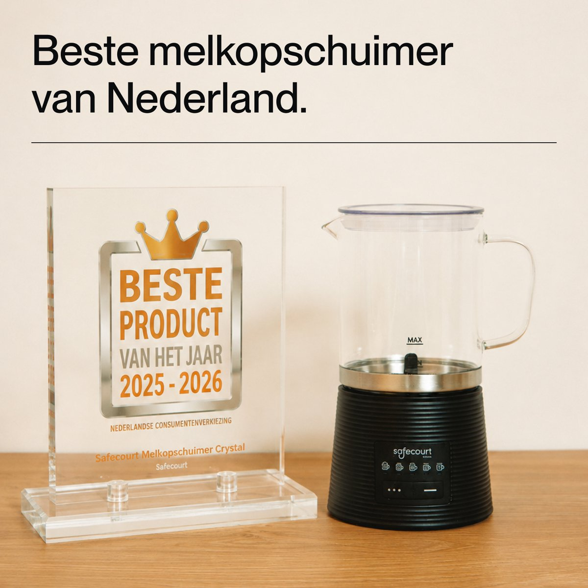 Un mousseur à lait à côté d'un trophée sur une table en bois, avec du texte en néerlandais.