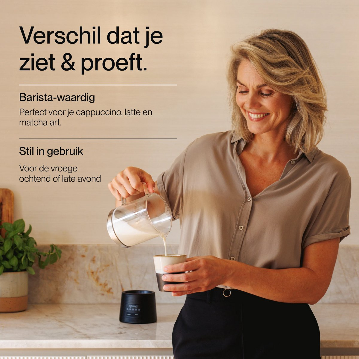 Une femme blonde souriante verse du lait d'un pichet en verre dans une petite tasse, avec du texte en néerlandais.