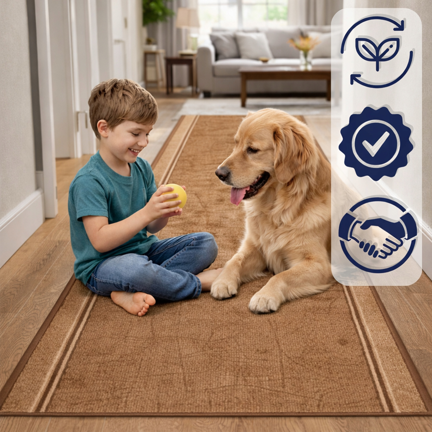 Chłopiec siedzi na dywaniku w przedpokoju, trzymając żółtą piłkę obok golden retrievera.