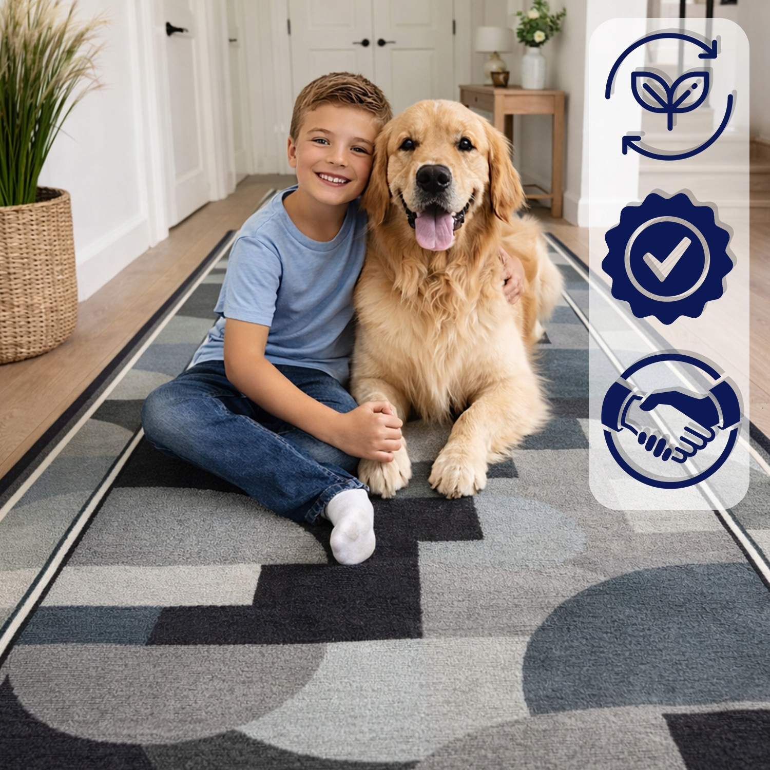 Chłopiec uśmiecha się, siedząc na wzorzystym dywanie obok psa rasy golden retriever.