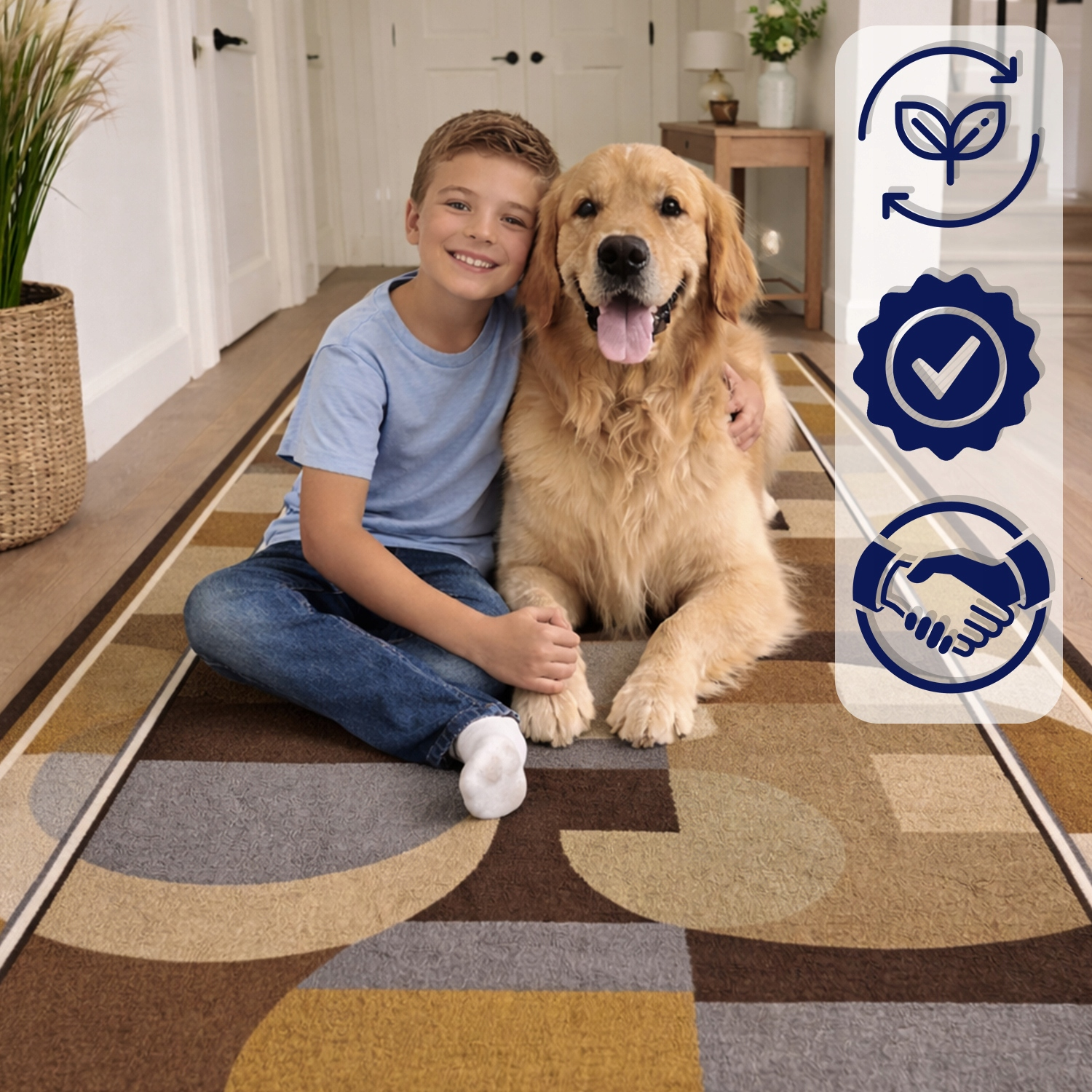 Uśmiechnięty chłopiec siedzi na dywanie obok golden retrievera, a po prawej stronie znajdują się trzy ikony.