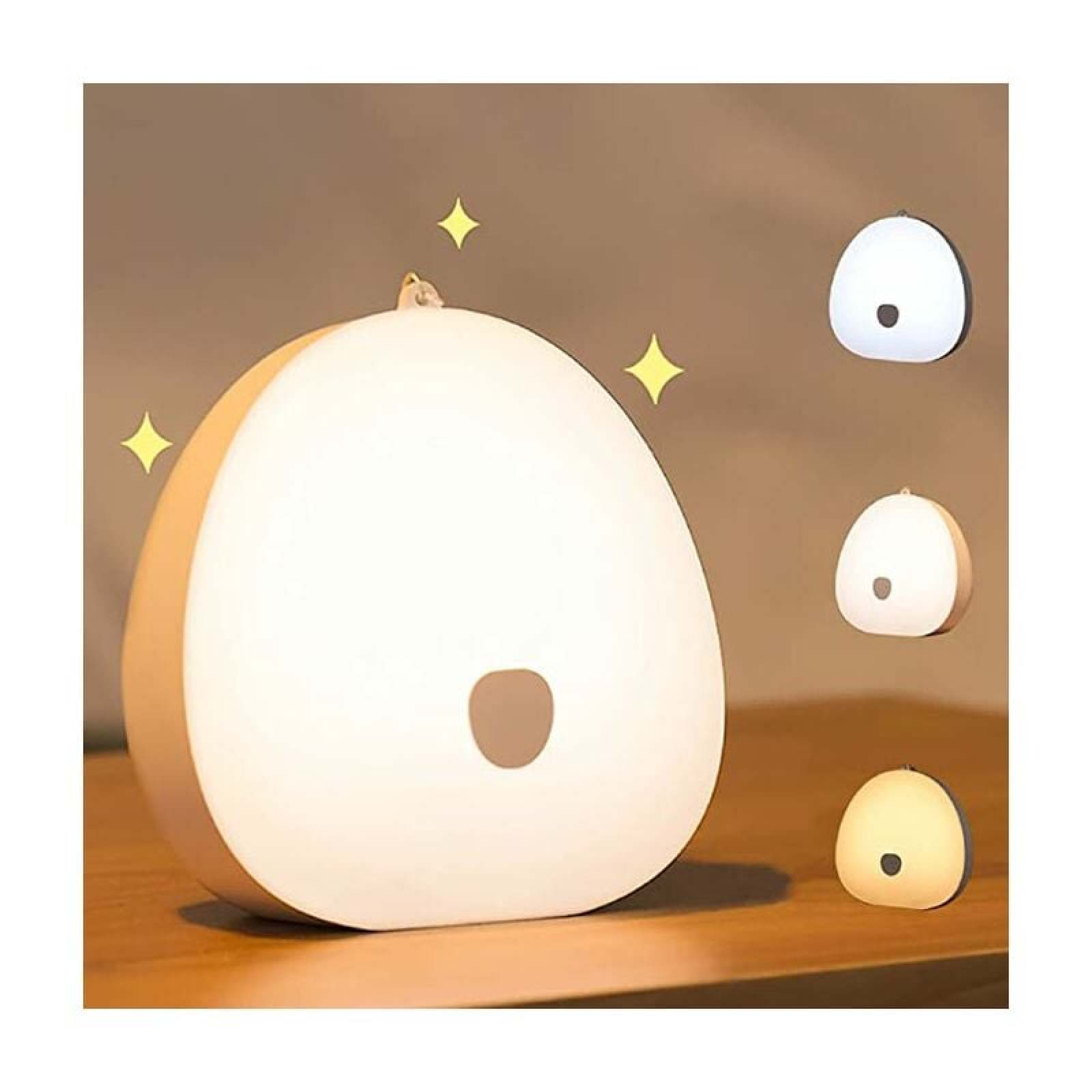 Eine weiße, eiförmige Nachttischlampe auf einem Holztisch, daneben drei kleine Vorschaubilder mit unterschiedlichem Licht.