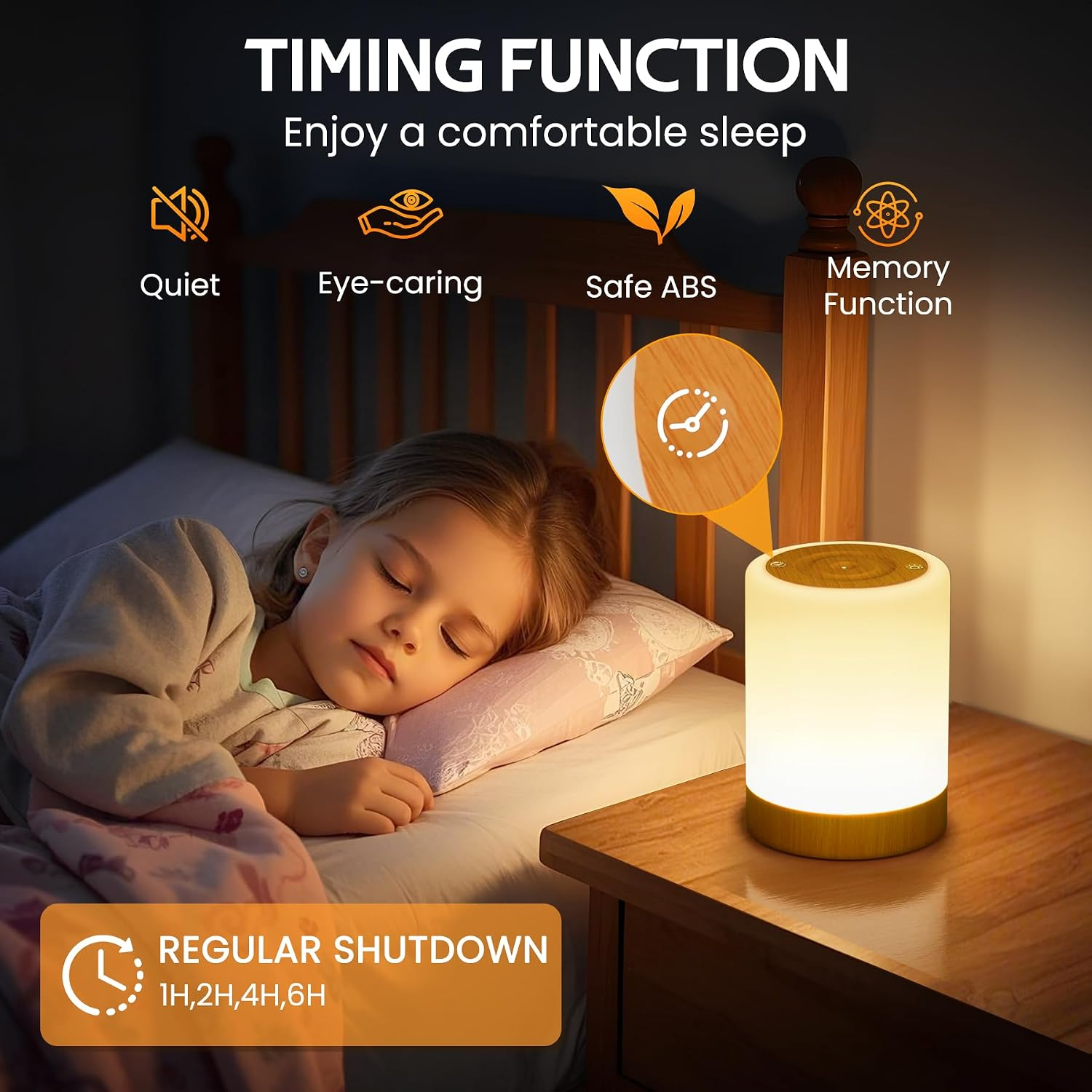Ein Kind schläft friedlich in einem Bett neben einer warm leuchtenden Nachttischlampe mit Timerfunktion.