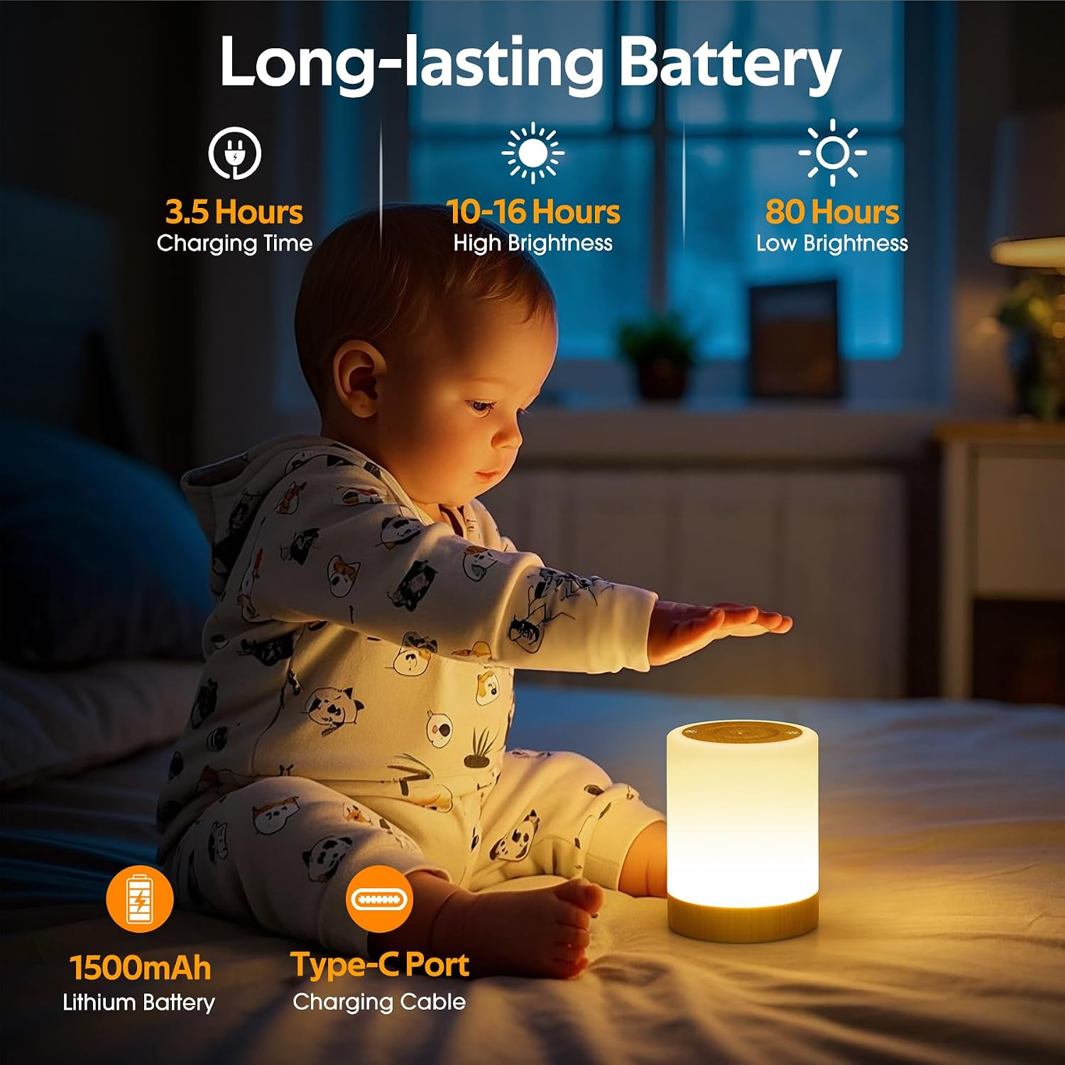 Kleinkind sitzt im Bett und berührt eine kleine, leuchtende Zylinderlampe.