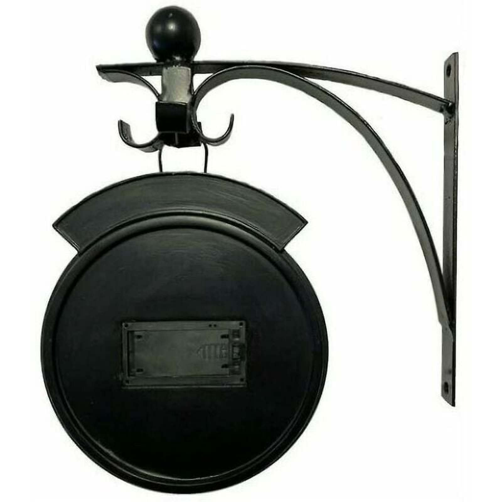 Ein schwarzes Wandschild aus Metall mit geschwungener Halterung und runder Tafel vor weißem Hintergrund.