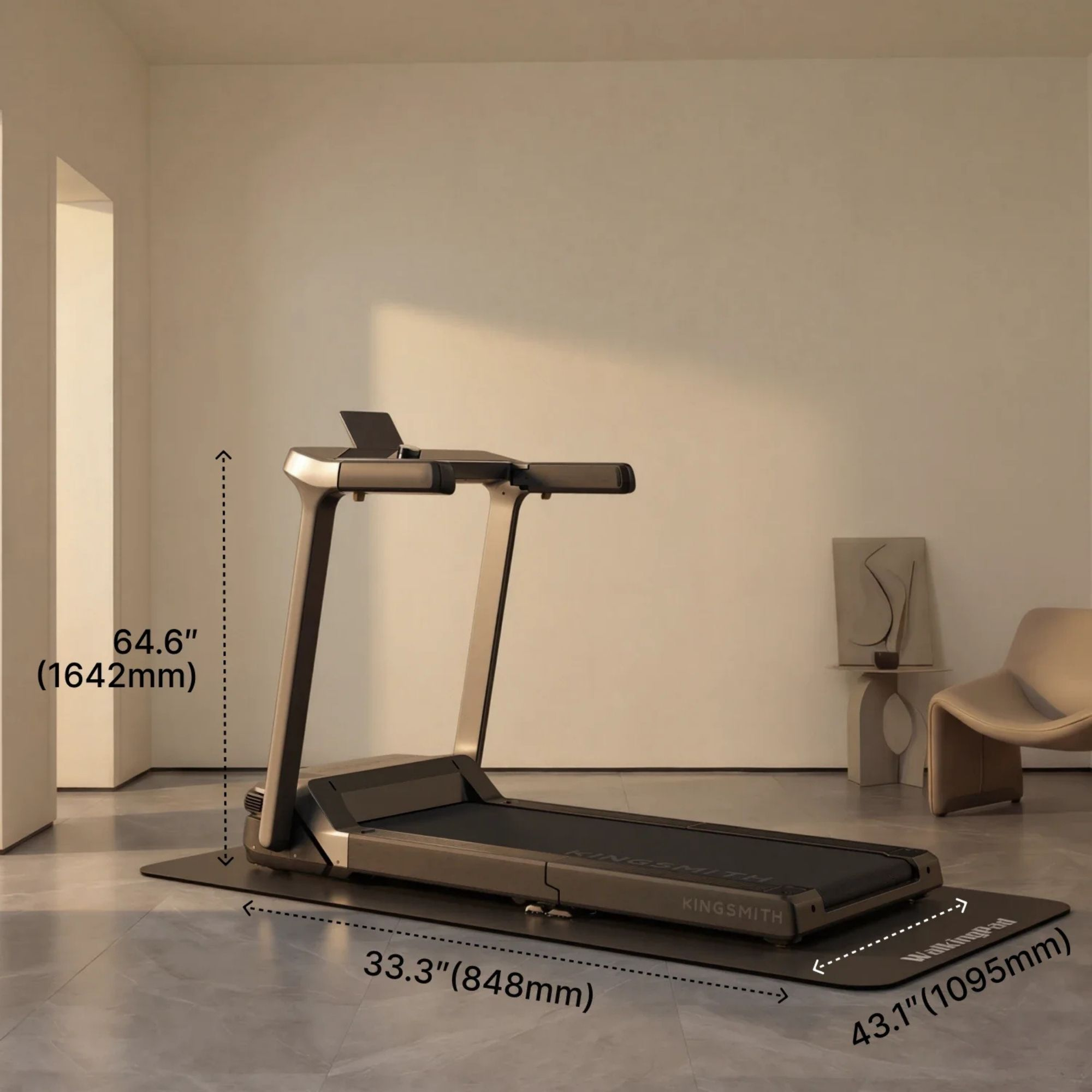 Una moderna caminadora gris en una estera oscura en una habitación minimalista, con etiquetas de dimensiones.