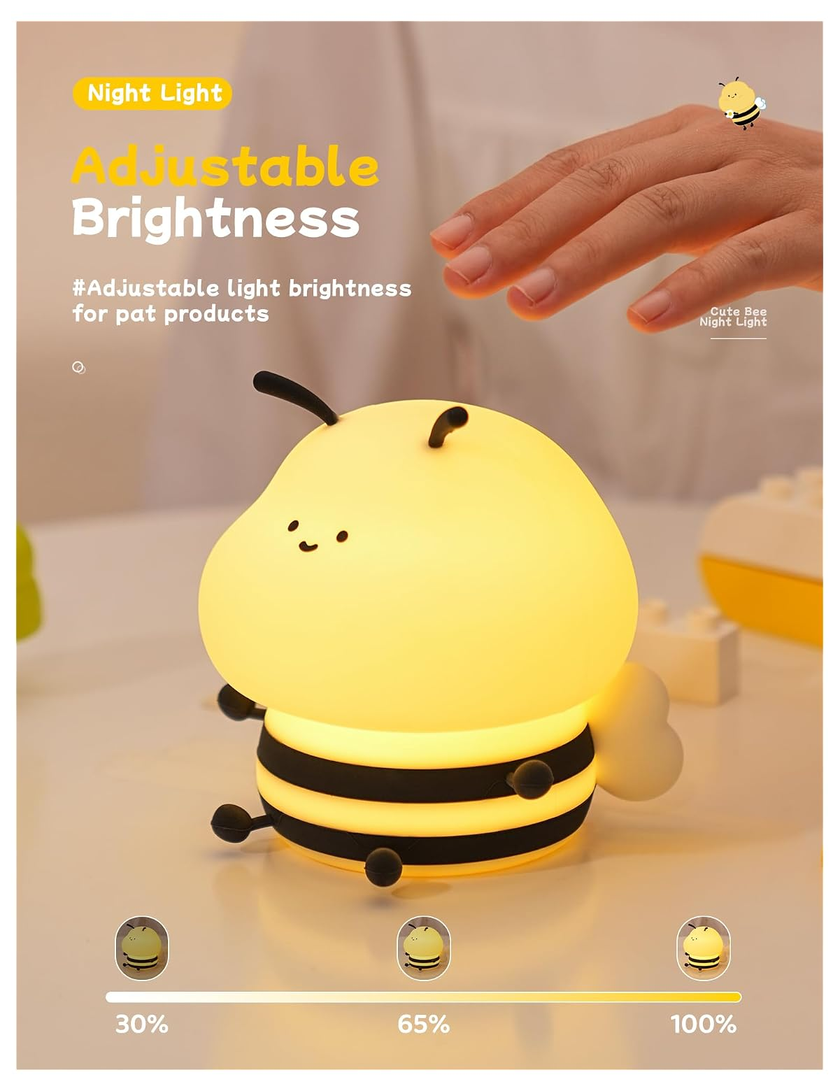 Eine Hand schwebt über einer leuchtenden bienenförmigen Nachtlampe, die ihre einstellbare Helligkeit zeigt.