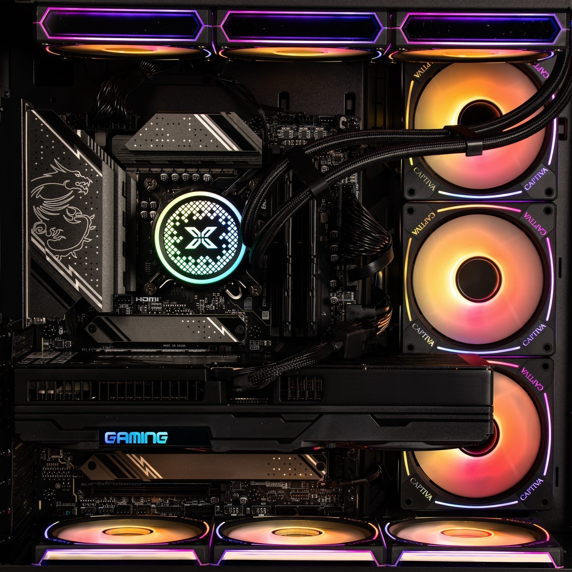 Innansicht eines Gaming-PCs mit leuchtenden Lüftern und Hauptplatine.