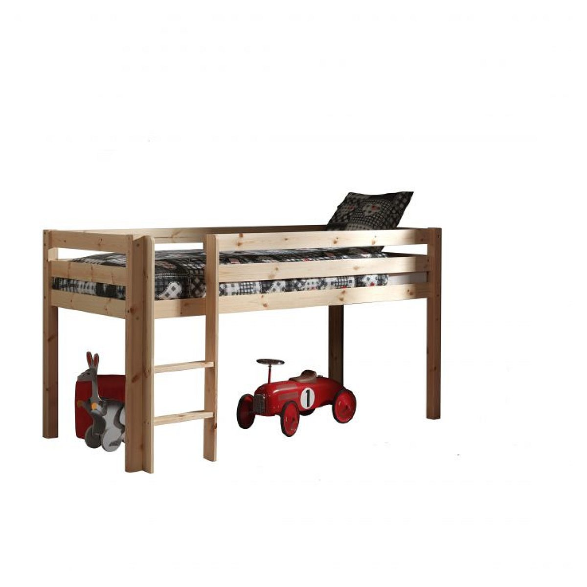 Ein hölzernes Hochbett mit Leiter, gemusterter Bettwäsche und Spielzeugautos darunter.