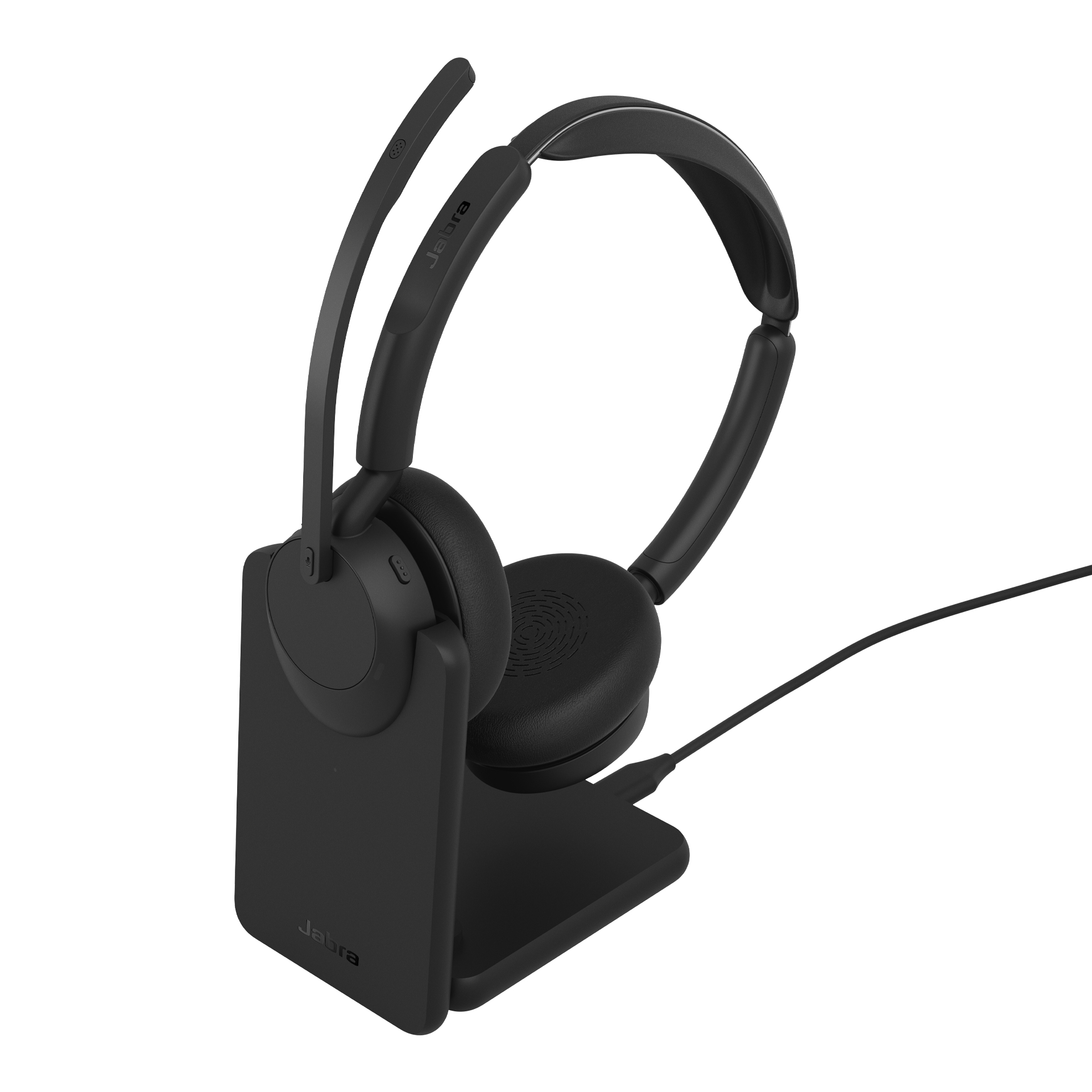Schwarzes Jabra Headset mit integriertem Mikrofonarm auf einer schwarzen Ladebasis vor weißem Hintergrund.