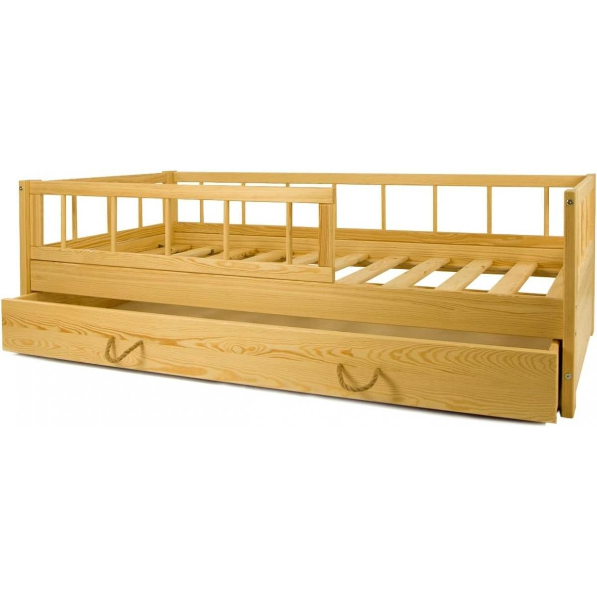 Ein hölzernes Einzelbett mit Sicherheitsgittern und einer Schublade darunter vor weißem Hintergrund.