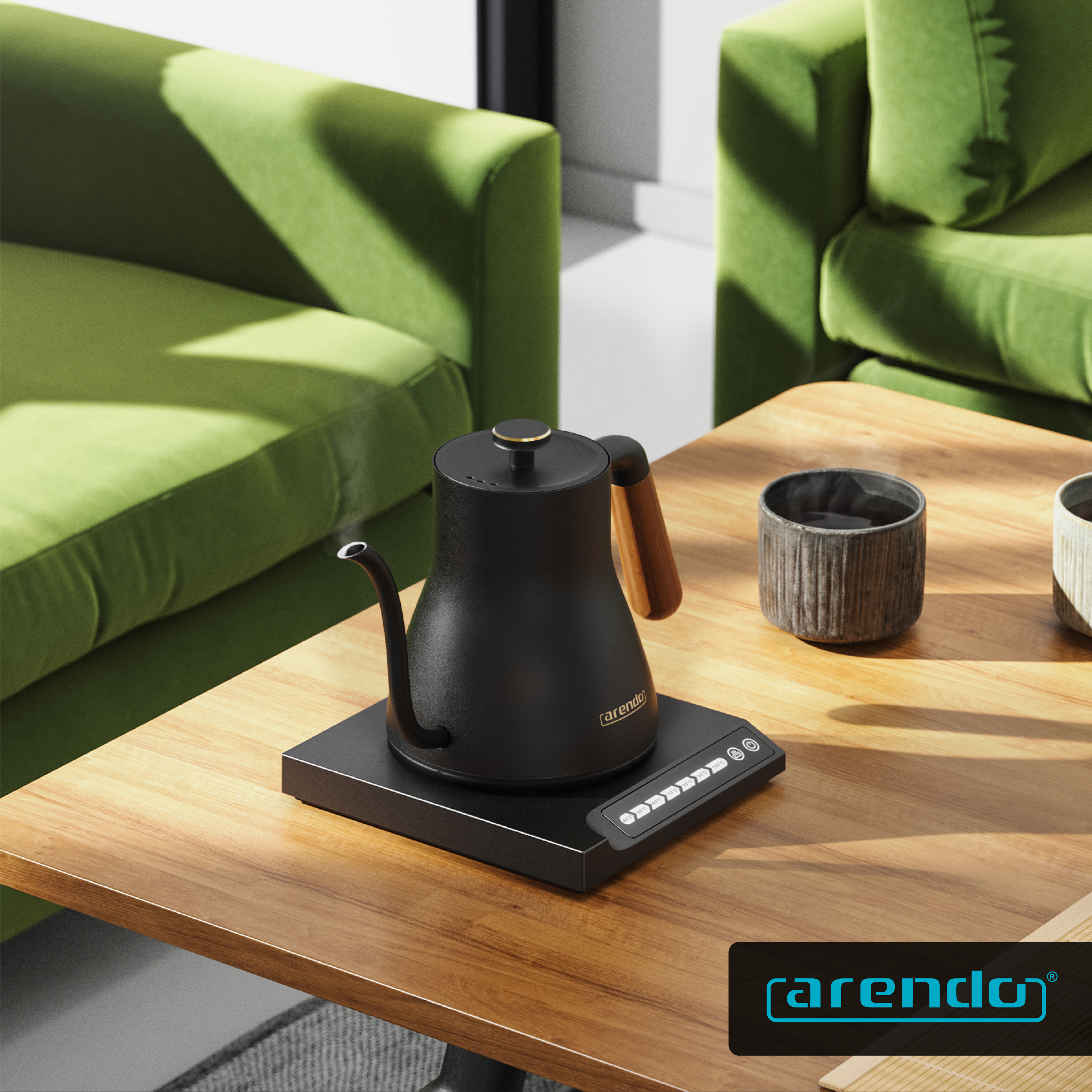 Ein schwarzer Wasserkocher mit Holzgriff auf einem Ständer auf einem Holztisch, im Hintergrund grüne Sofas.