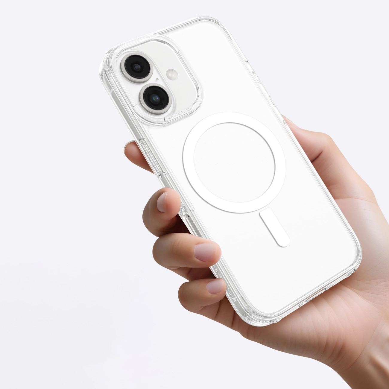 Eine Hand hält ein Smartphone in einer klaren Schutzhülle mit MagSafe-Ring auf der Rückseite vor weißem Hintergrund.