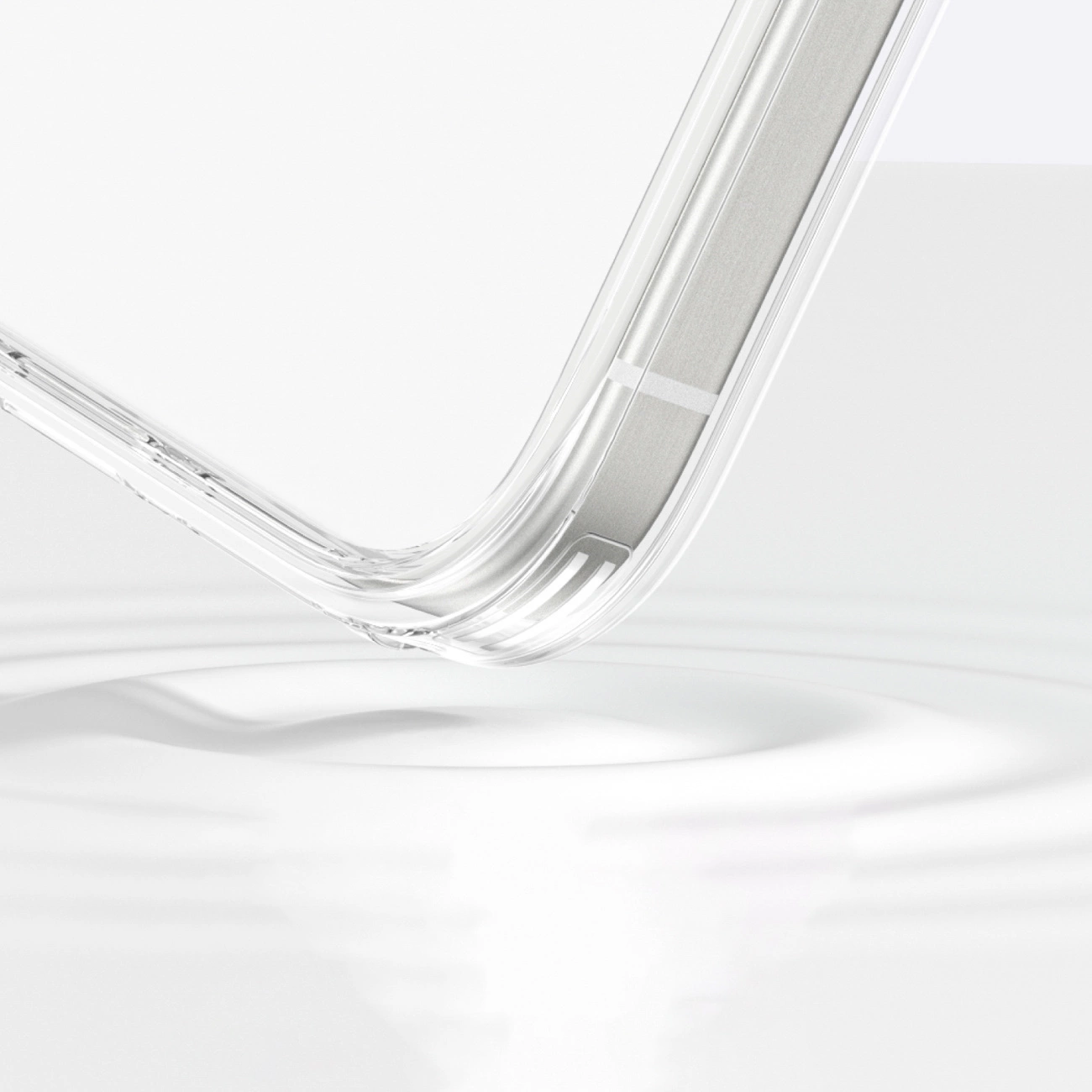 Ein transparenter Smartphone-Koffer berührt eine glatte, weiße Wasseroberfläche.