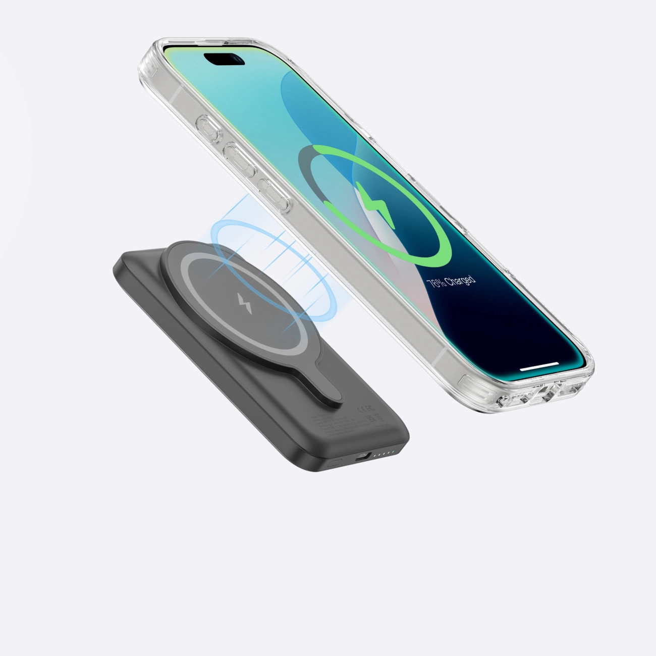 Ein Smartphone in einer Hülle wird kabellos über einer grauen Powerbank geladen.