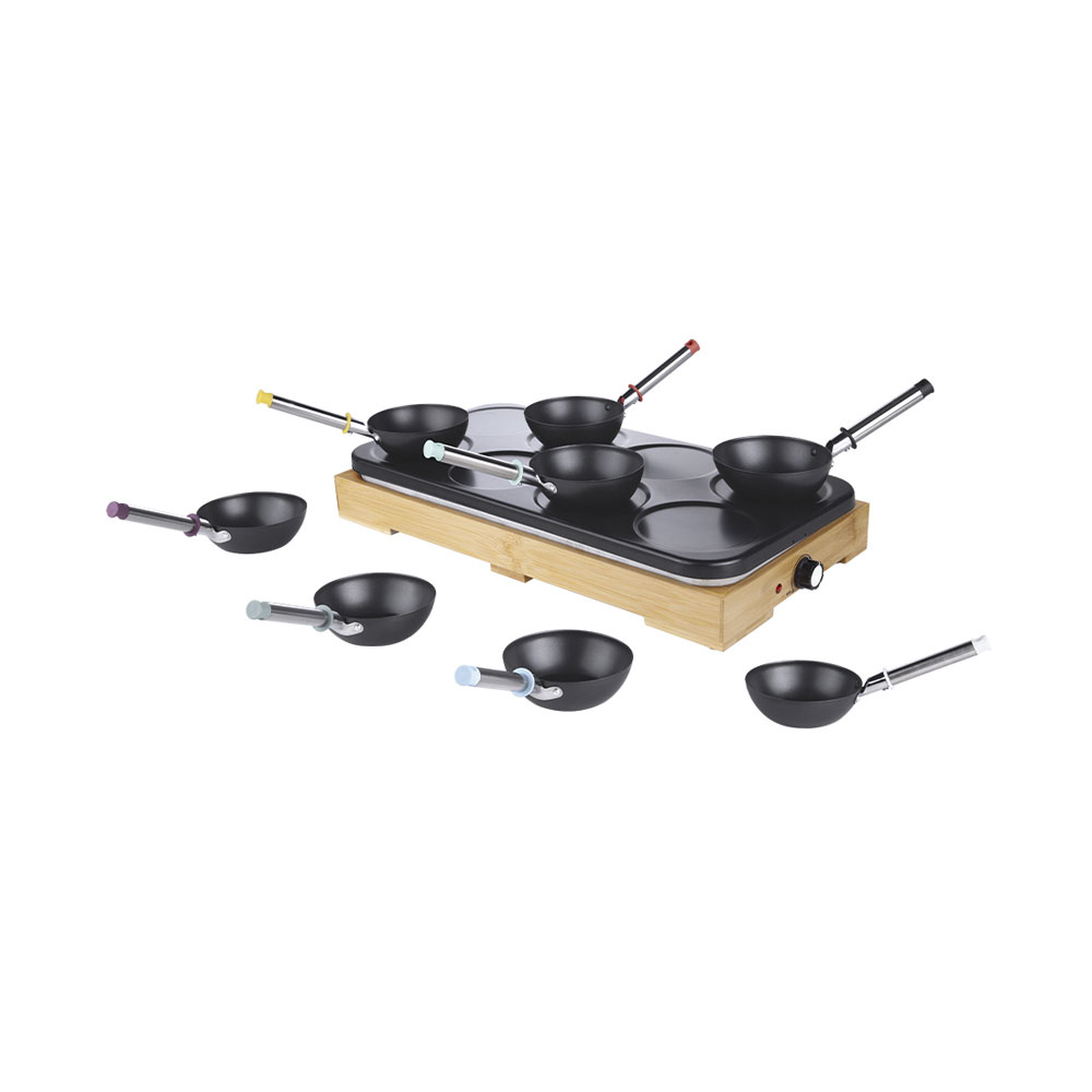 Un grill wok électrique avec base en bois et plusieurs petites poêles wok noires disposées autour sur fond blanc.