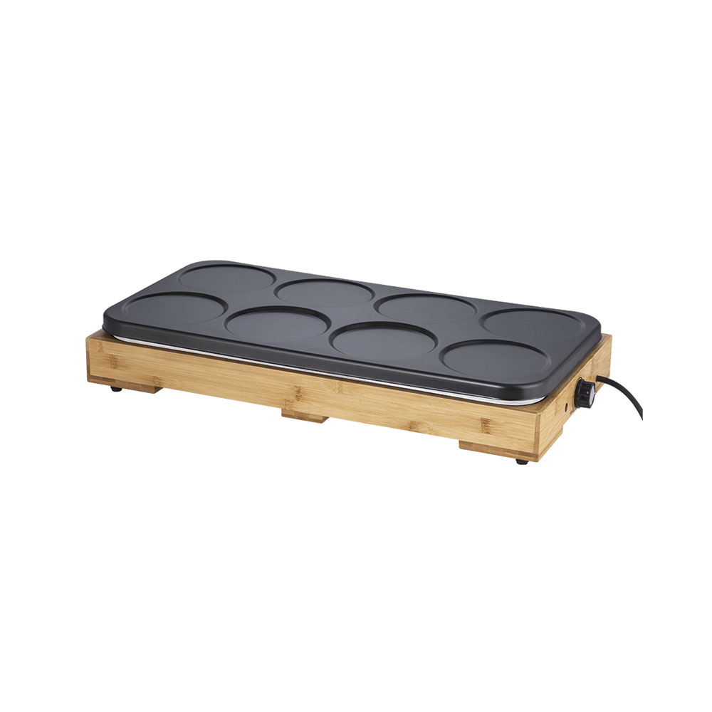 Une crêpière électrique avec une base en bambou et une plaque noire pour huit crêpes.