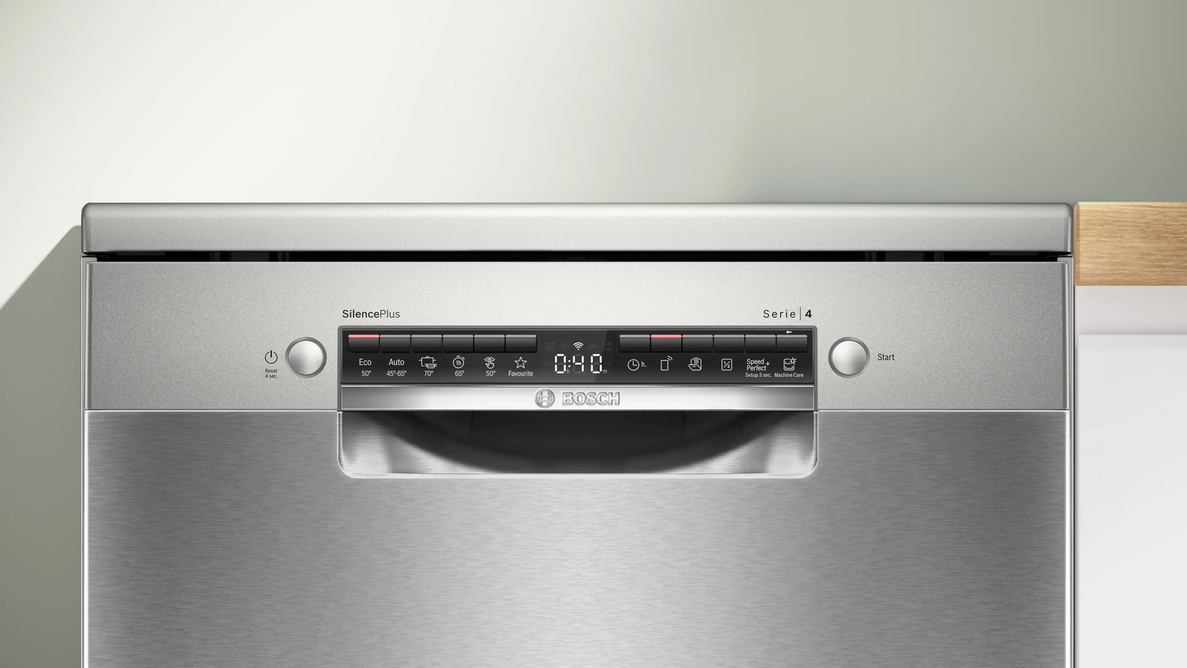 Vista frontale di una lavastoviglie argentea Bosch Serie 4 con pannello di controllo e display digitale.