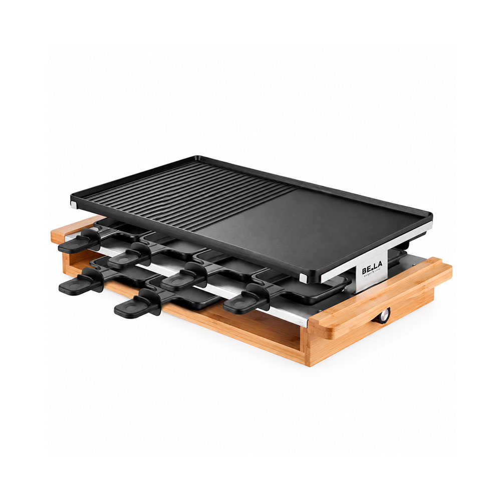 Un appareil à raclette avec cadre en bois, plaque noire et huit petits poêlons sur fond blanc.