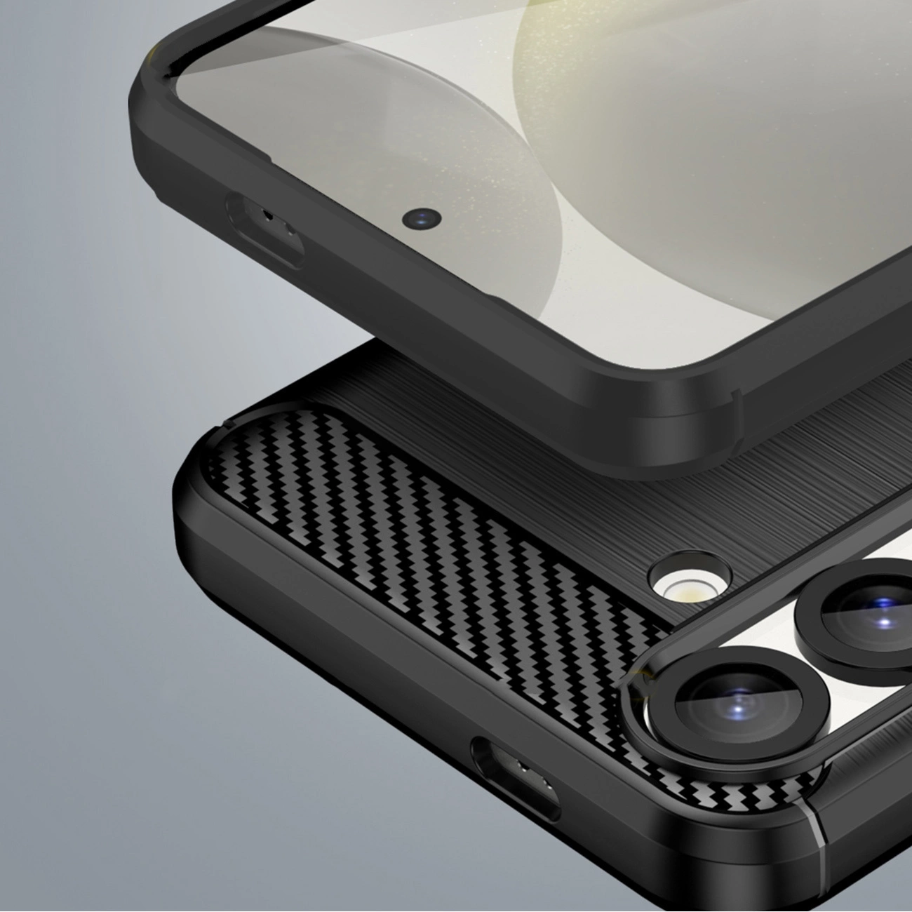 Custodia per smartphone nera con dettagli in carbonio e fotocamera.