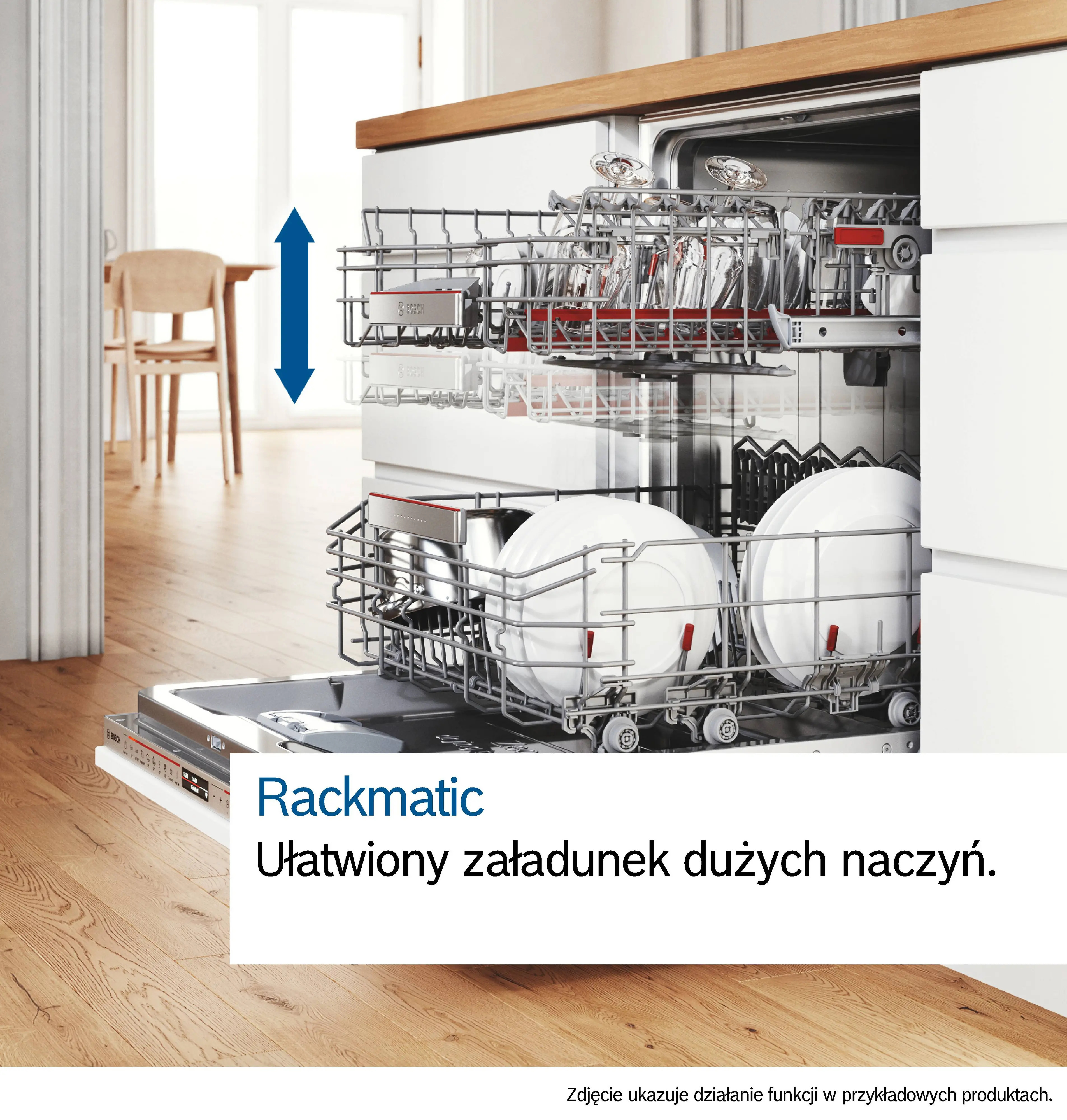 Otwarta zmywarka z regulowanym koszem, kieliszkami i talerzami.