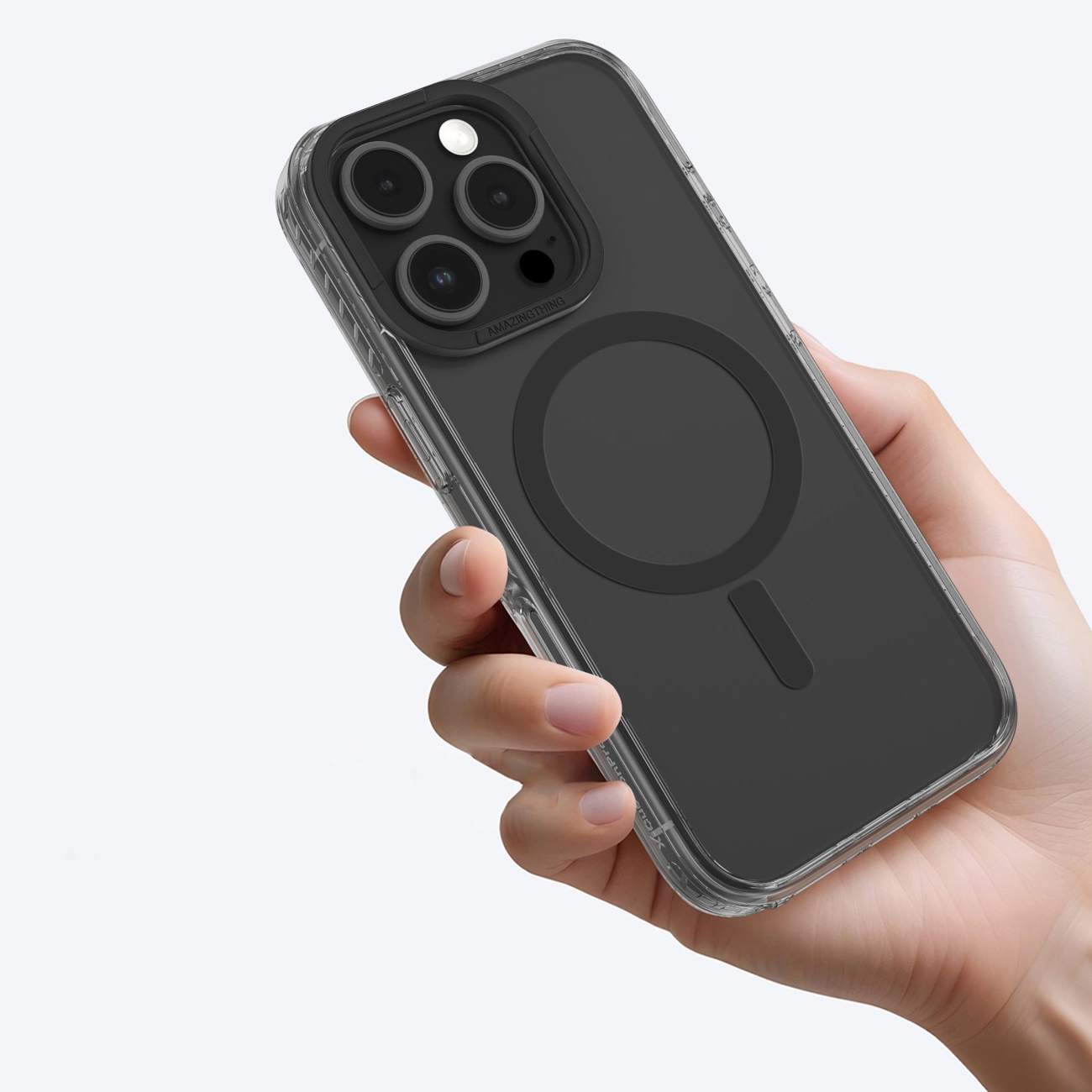 Eine Hand hält ein schwarzes Smartphone in einer klaren Schutzhülle mit MagSafe-Ring.