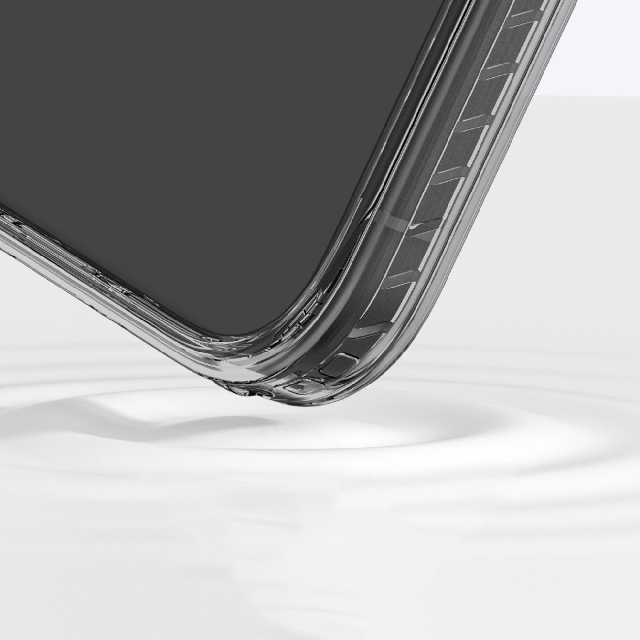 Ein Smartphone in einer klaren Schutzhülle schwebt über einer weißen Flüssigkeit und erzeugt sanfte Wellen.