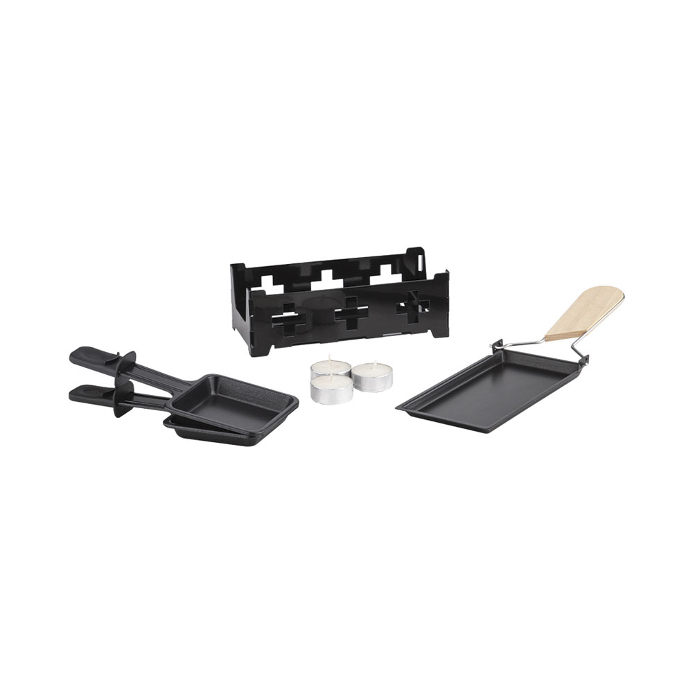 Ein kleines Raclette-Set mit schwarzem Ständer, drei Teelichtern, zwei kleinen Pfännchen und einer Grillplatte.