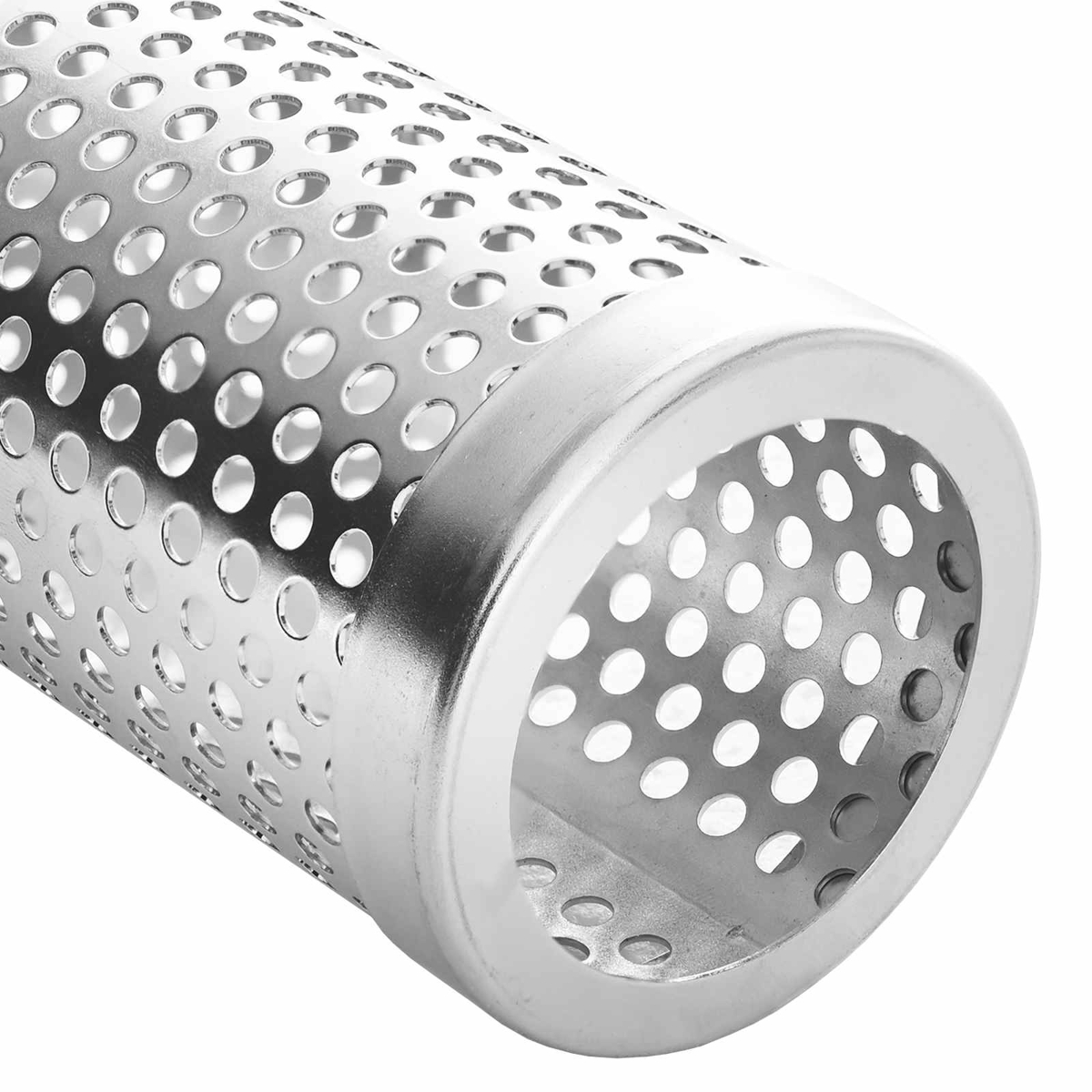 Ein glänzender, perforierter Metallzylinder mit vielen runden Löchern auf einer weißen Oberfläche.