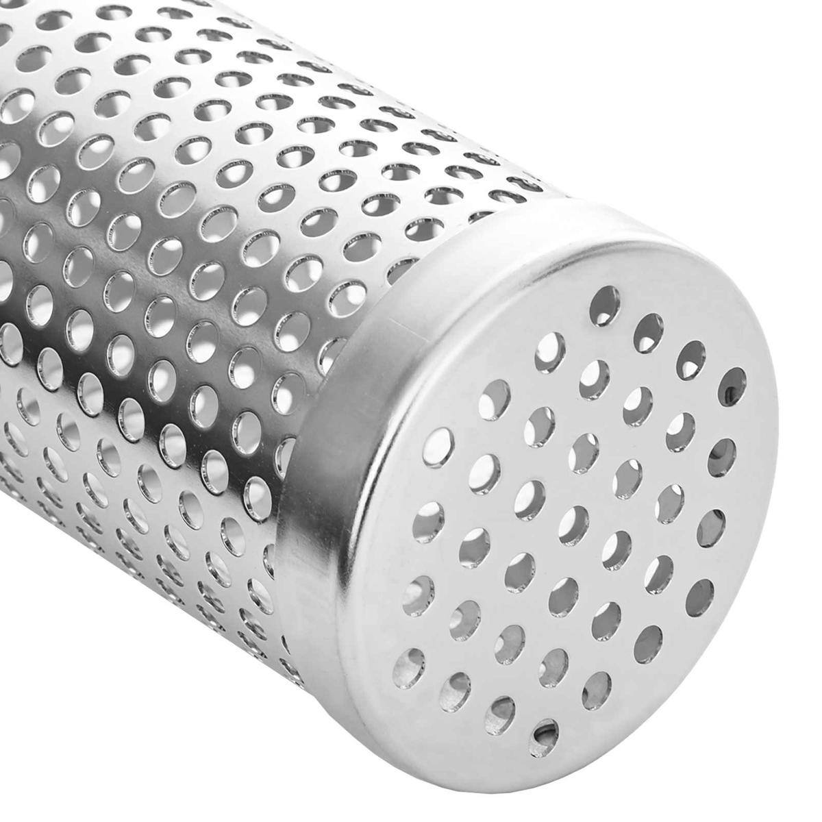 Ein zylindrisches Filterrohr aus silbernem Metall mit vielen runden Löchern vor weißem Hintergrund.