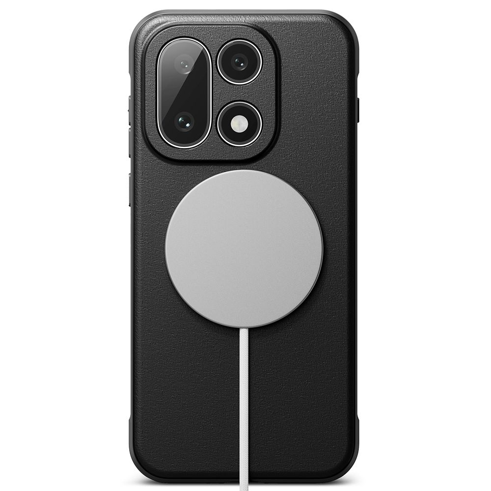 Uno smartphone nero in custodia di pelle, in ricarica wireless con un caricatore magnetico.