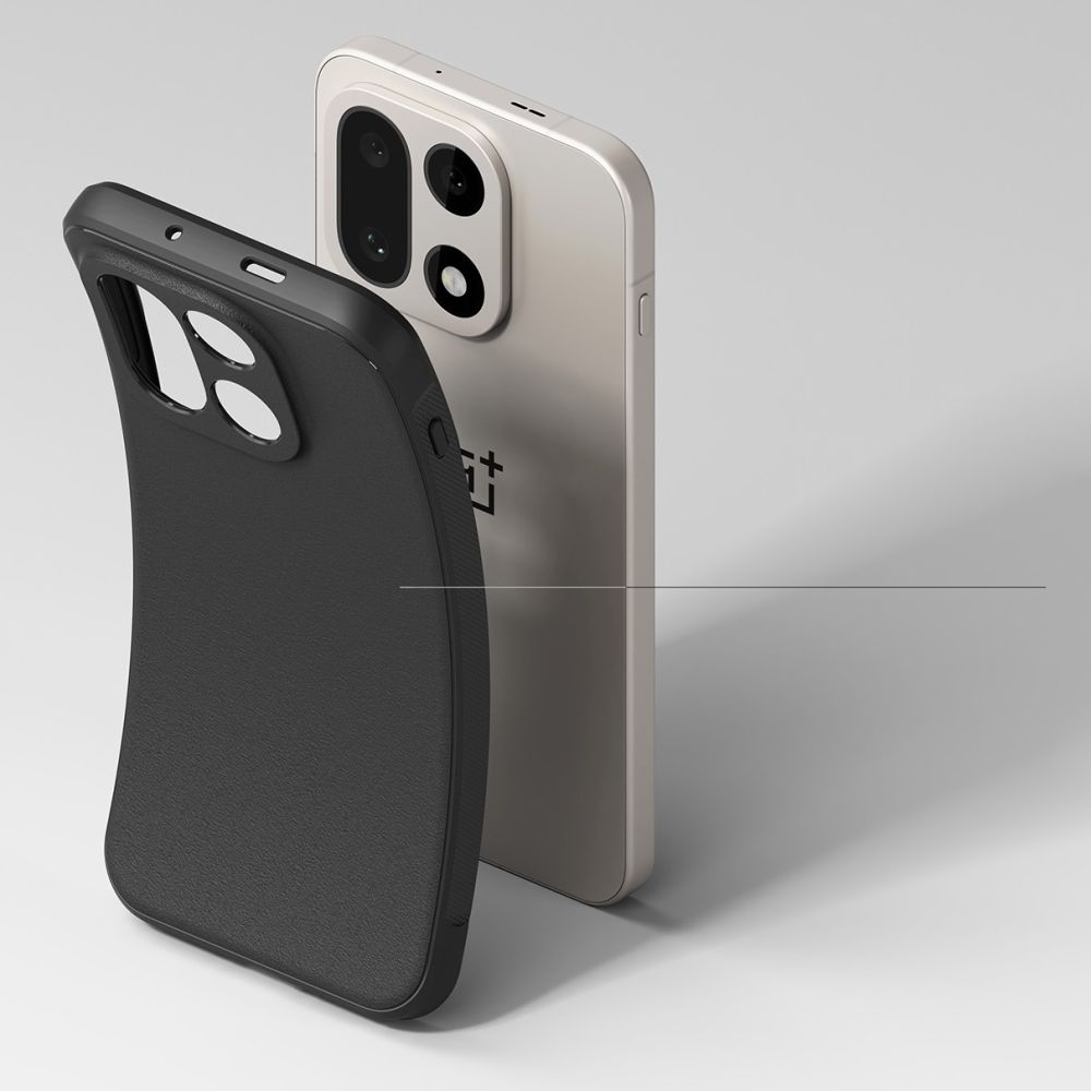 Uno smartphone beige e una cover flessibile nera su uno sfondo neutro.