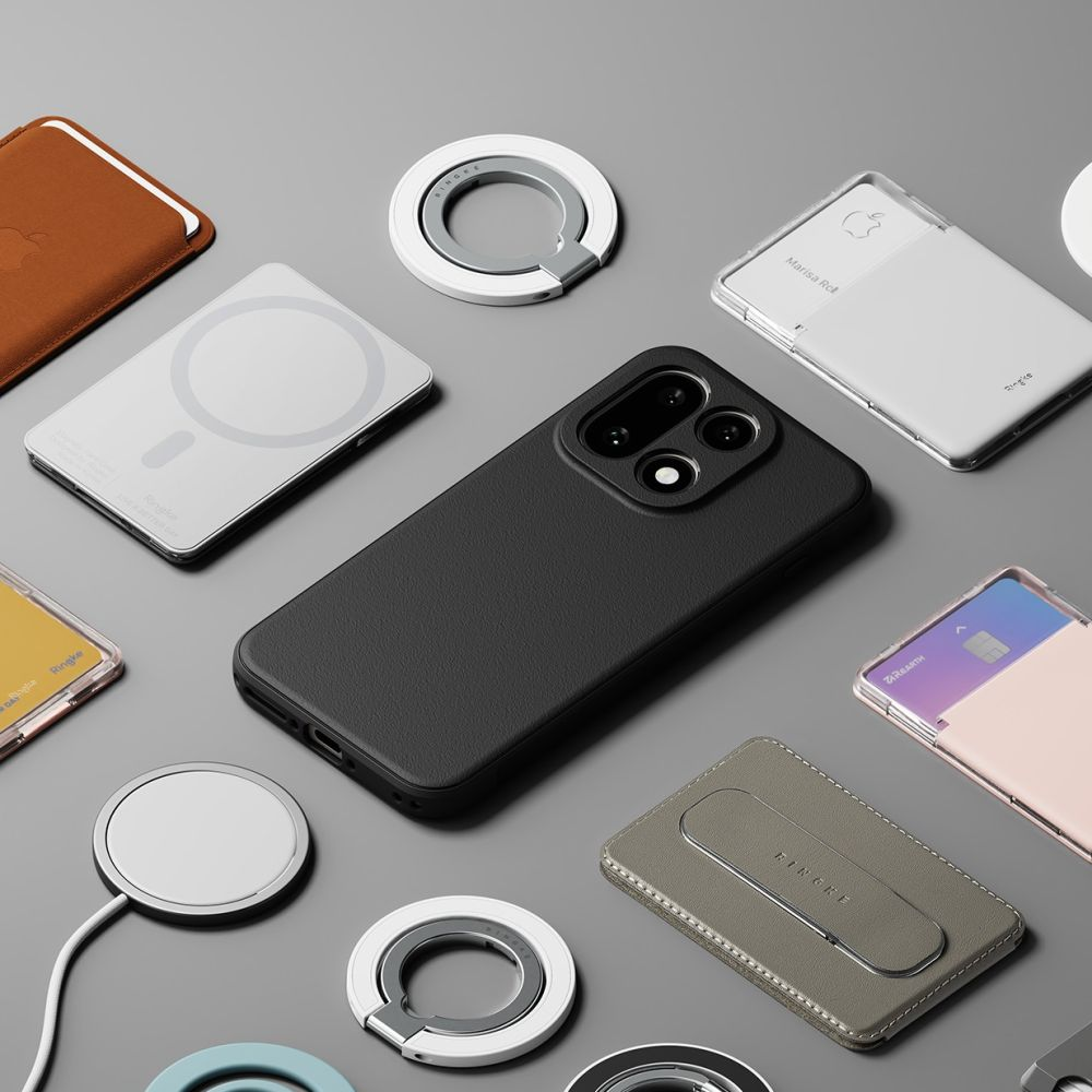 Uno smartphone nero in una custodia, circondato da accessori MagSafe e portacarte su sfondo grigio.