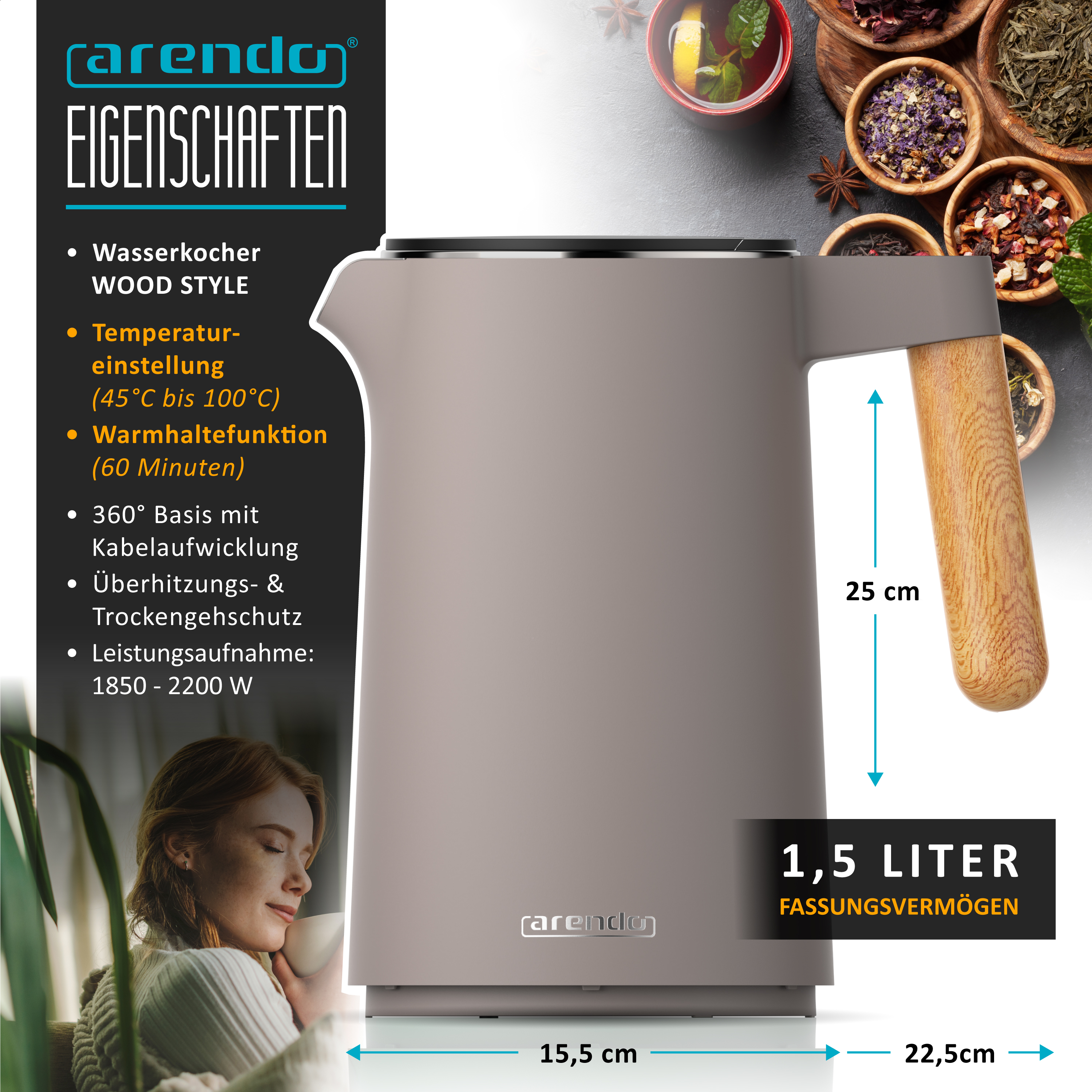 Grauer Arendo Wasserkocher mit Holzgriff und Maßangaben, flankiert von Teeschalen und einer Teetrinkerin.