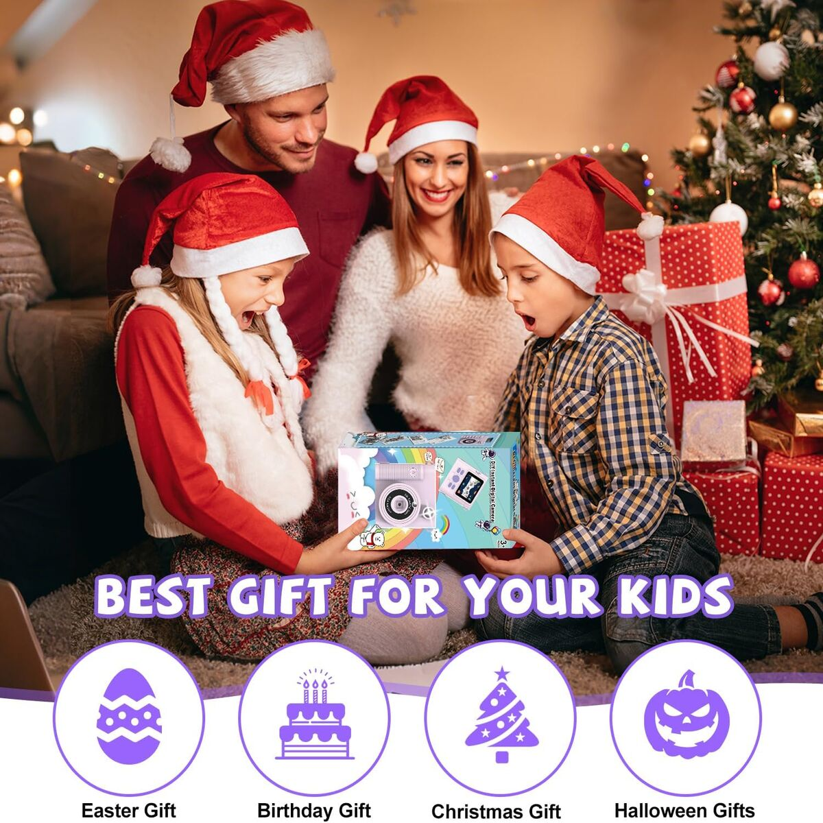 Familie mit Weihnachtsmützen feiert vor einem geschmückten Weihnachtsbaum und hält ein Geschenk.